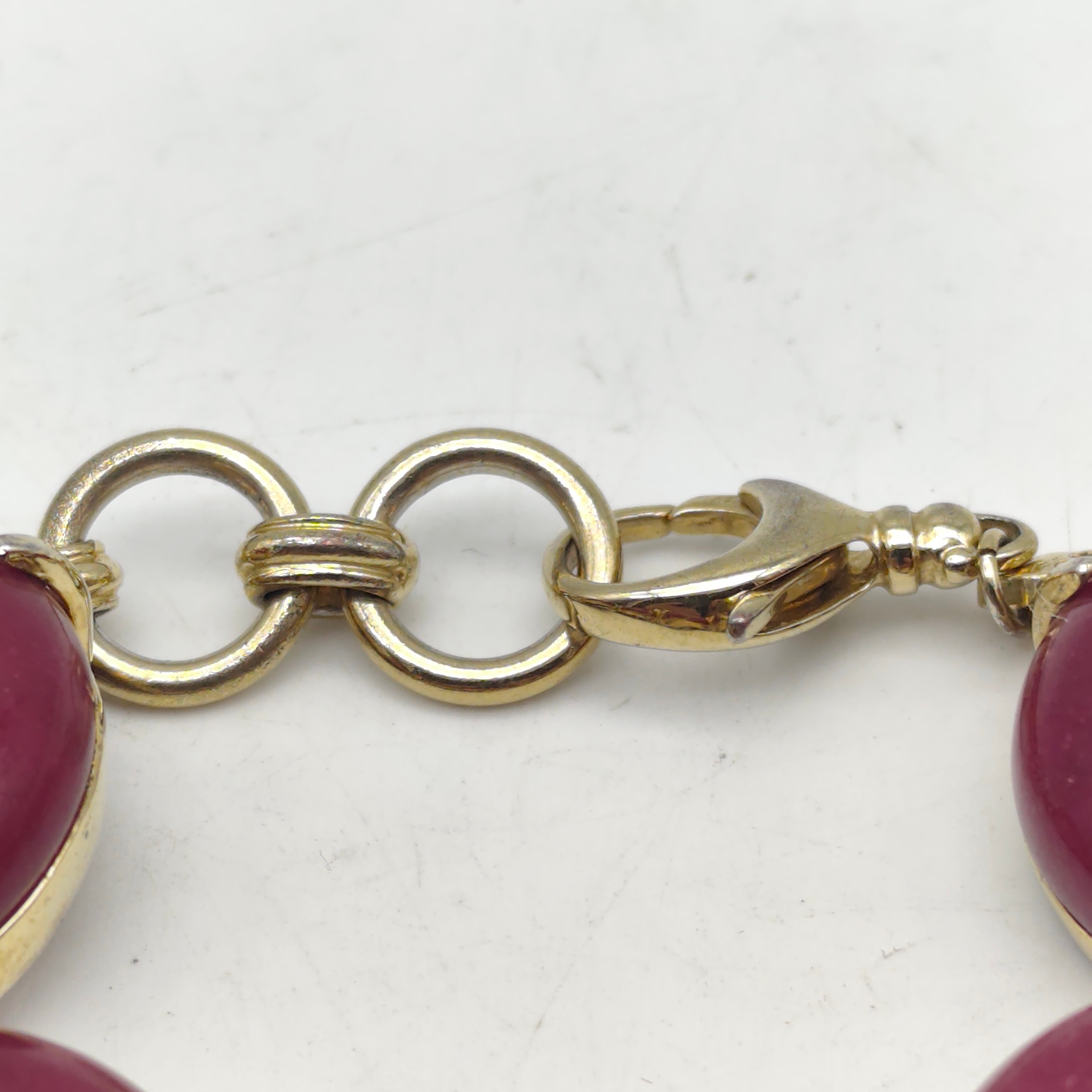Voir photo 2 de Bracelet métal doré et résine Bracelet métal doré et résine Très bon état - Vue 2 -