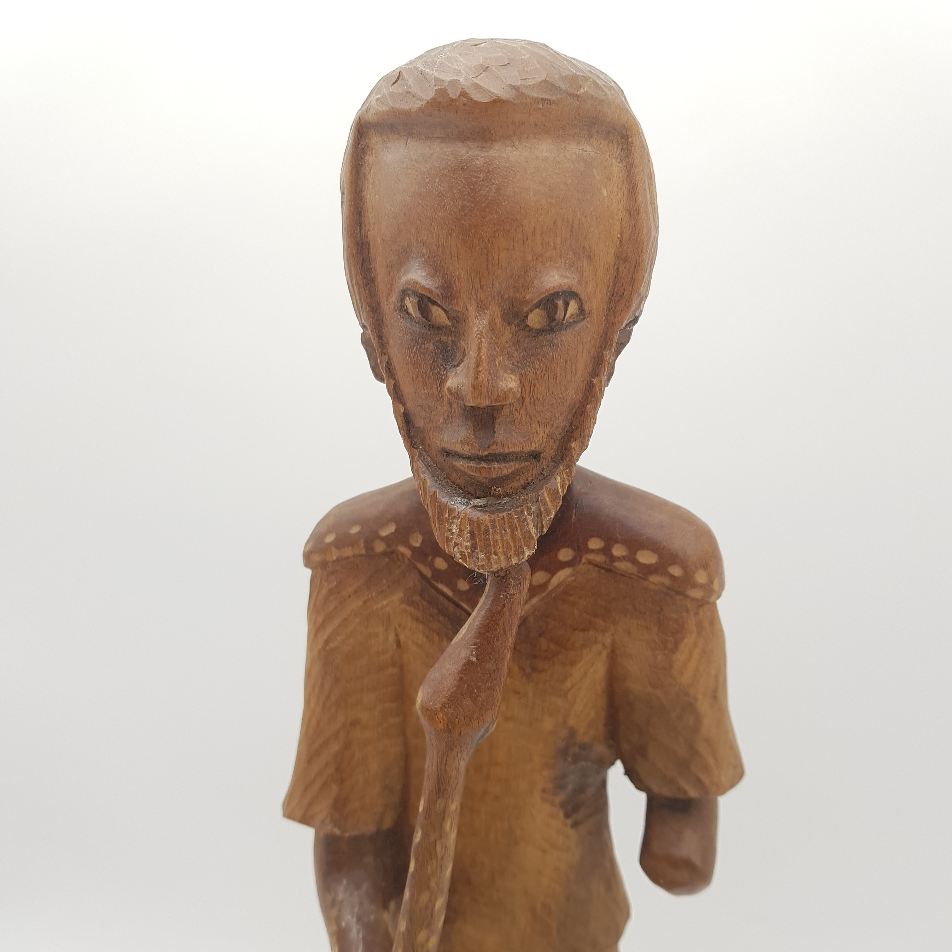Statue en bois tallé d'un homme amputé d'un bras - Photo 3