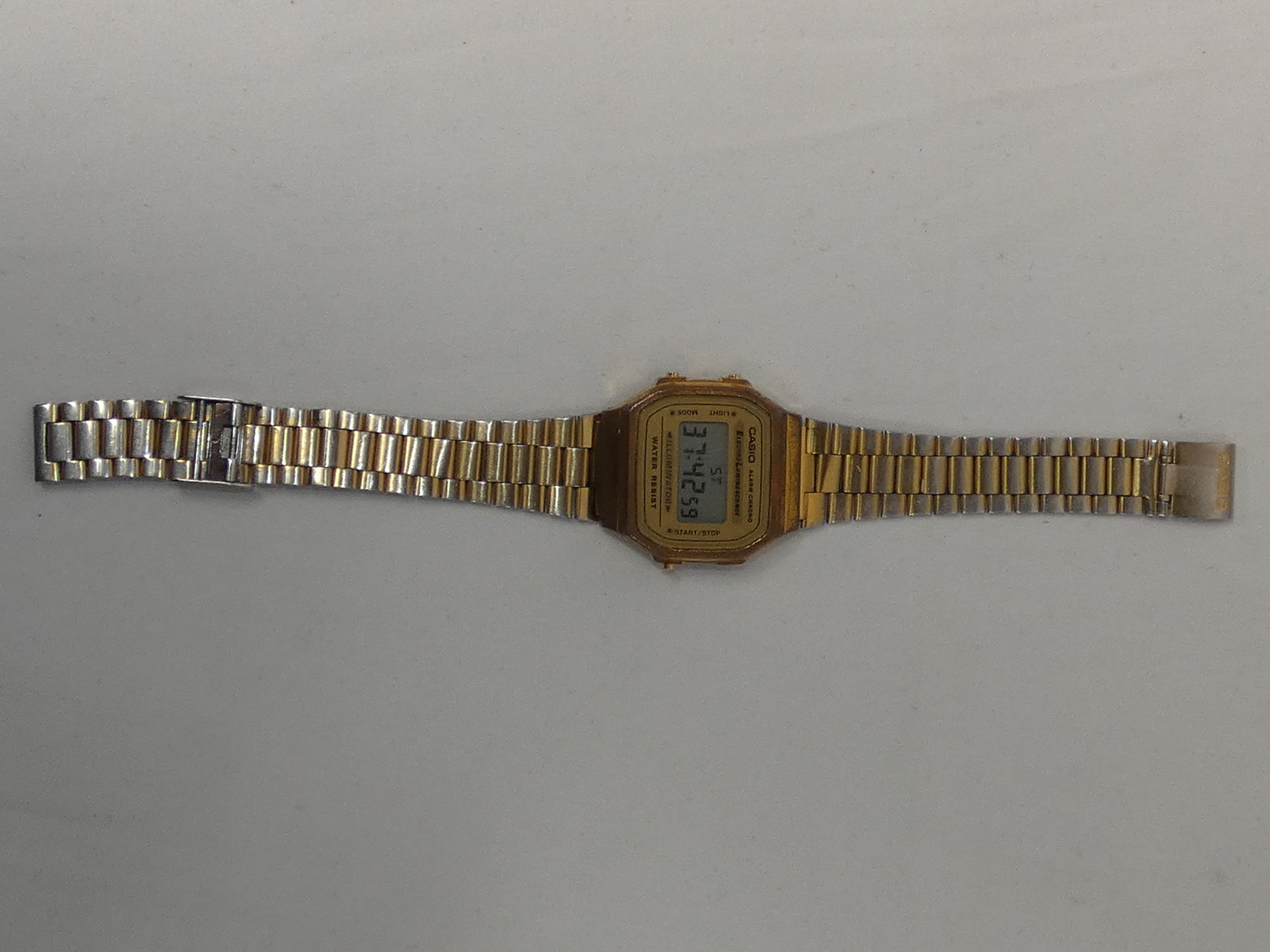 Montre quartz vintage de marque CASIO A168  - Vue 3 - 