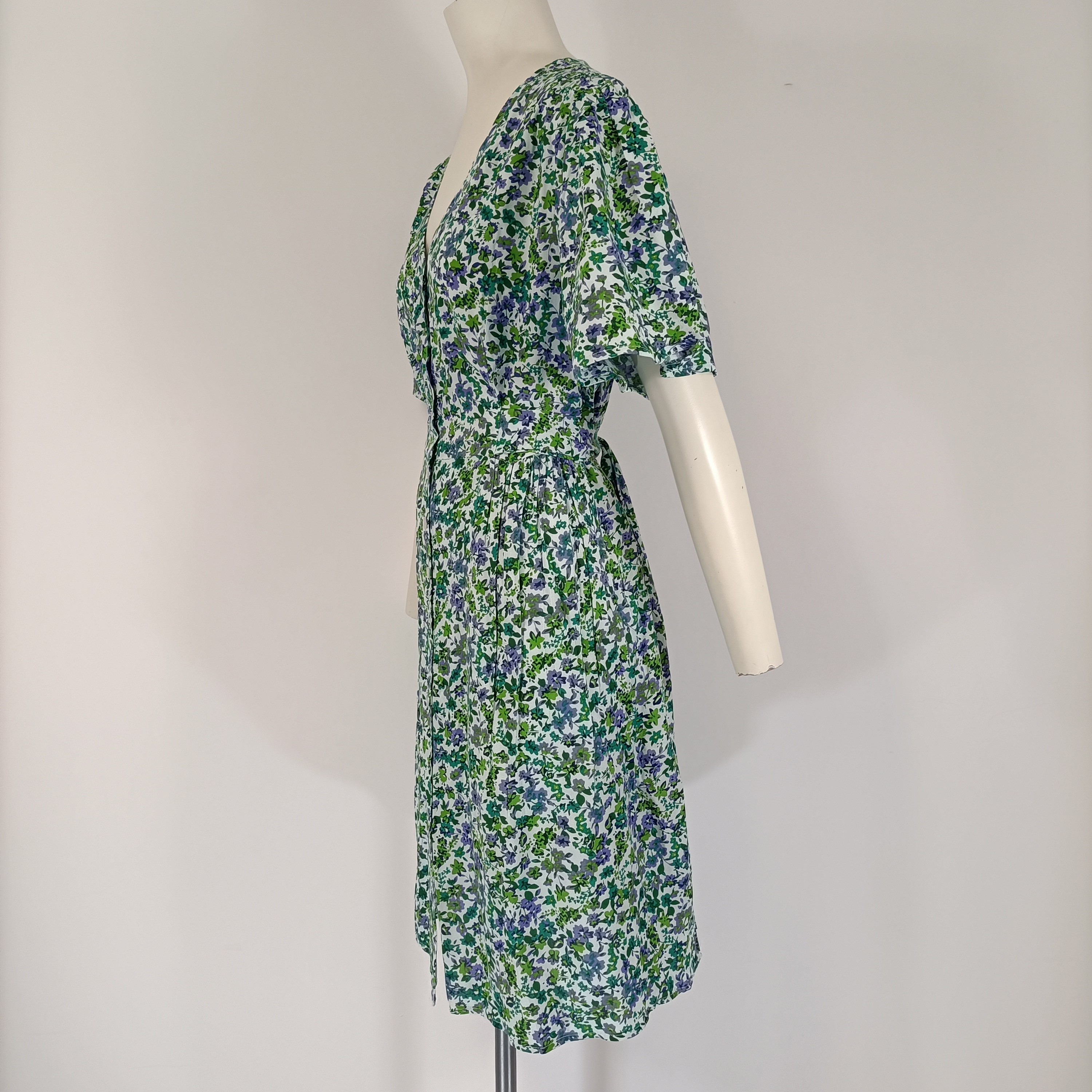 Robe fleurie verte bleu boutonnée manches courtes taille ajustée Comme neuf - Vue 6 - 