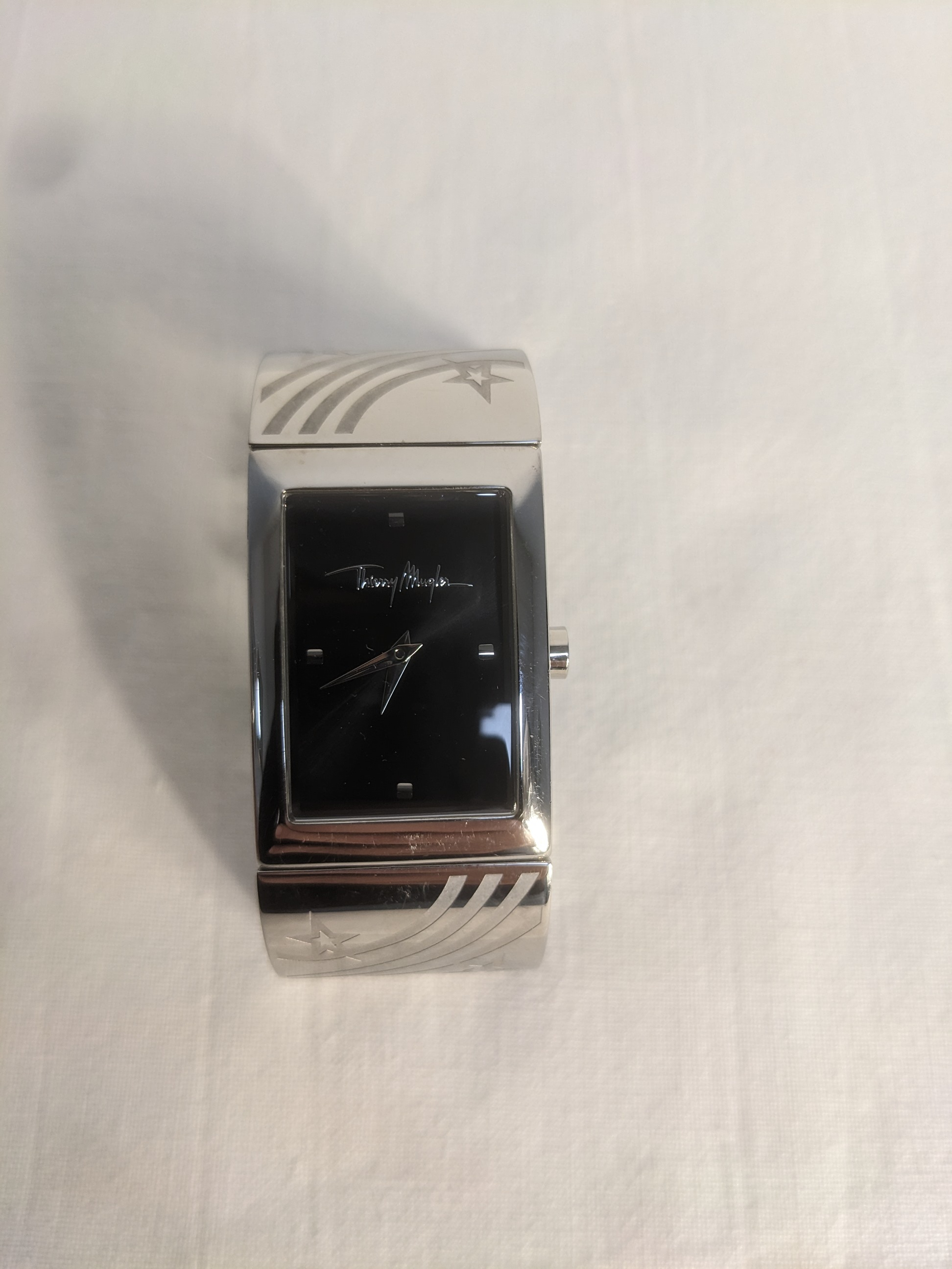 Voir photo 5 de Montre Thierry Mugler Quartz analogique bracelet acier inoxydable Montre Thierry Mugler Quartz analogique bracelet acier inoxydable Bon état - Vue 5 -