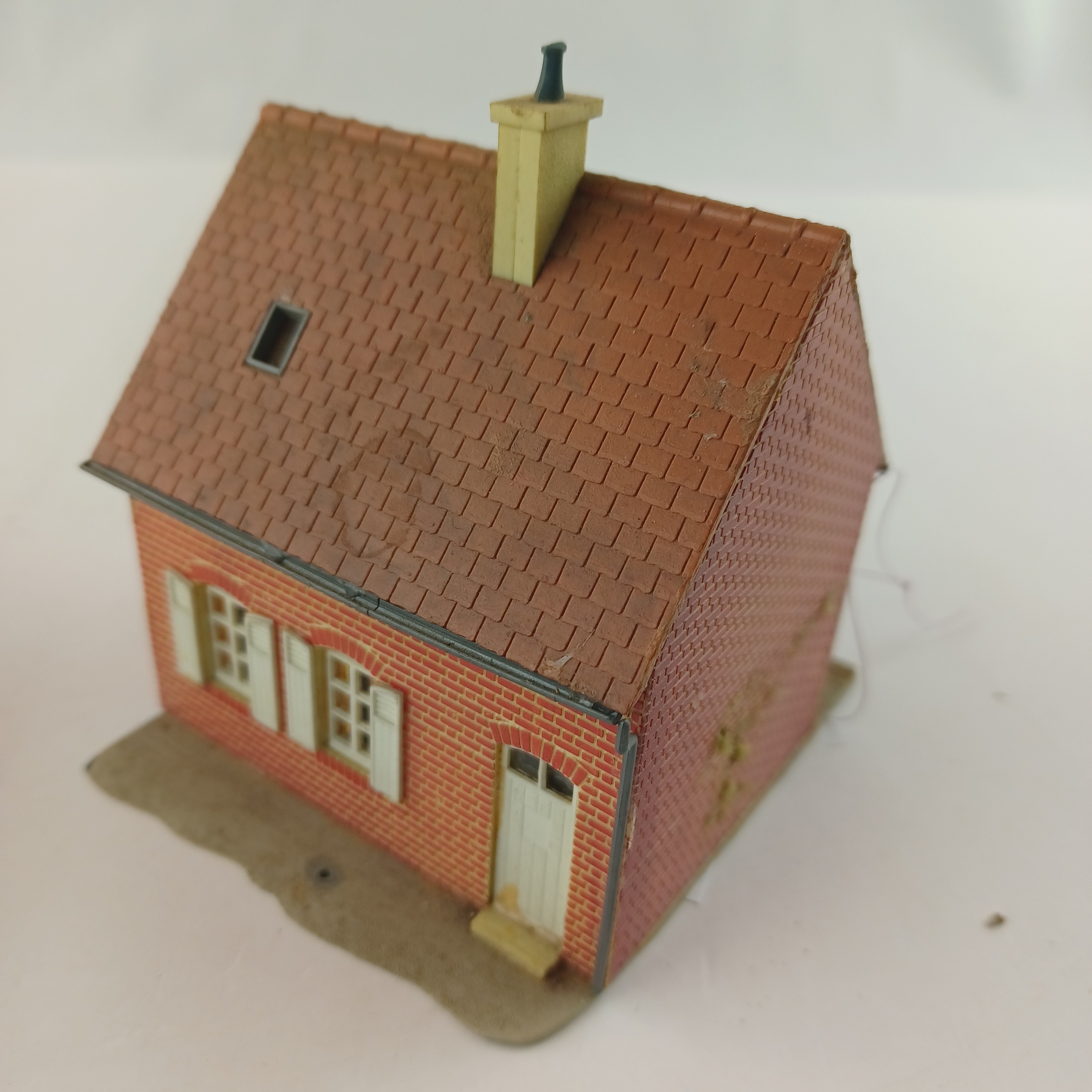Maquette de modélisme d'une maison en brique rouge de 7x8x8 cm Très bon état - Vue 4 - 