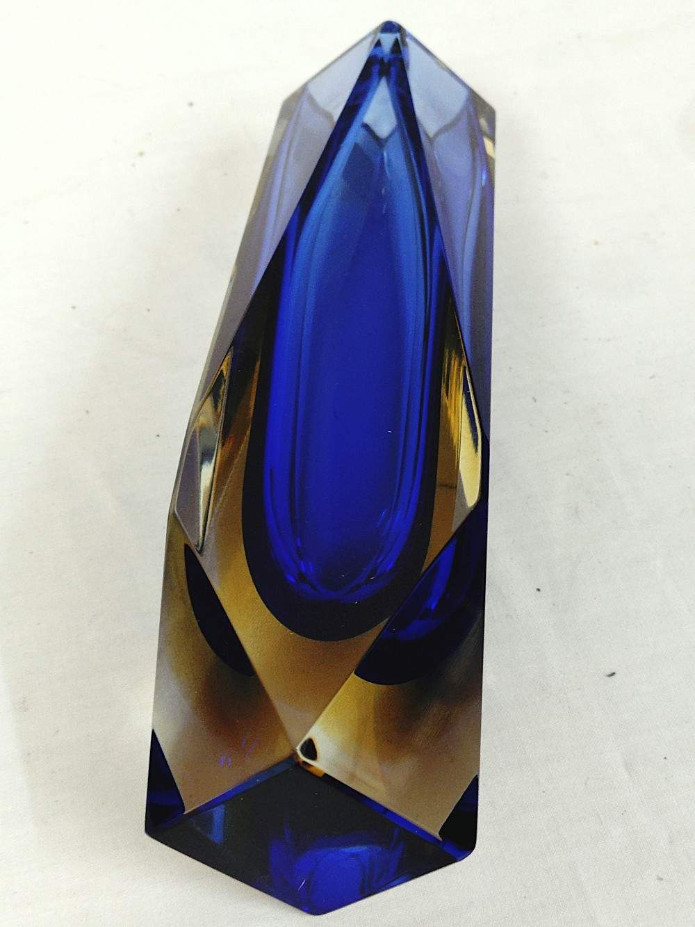 Vase en verre Murano sommerso facetté bleu Klein et ambre-1970, fait main. - Photo 2