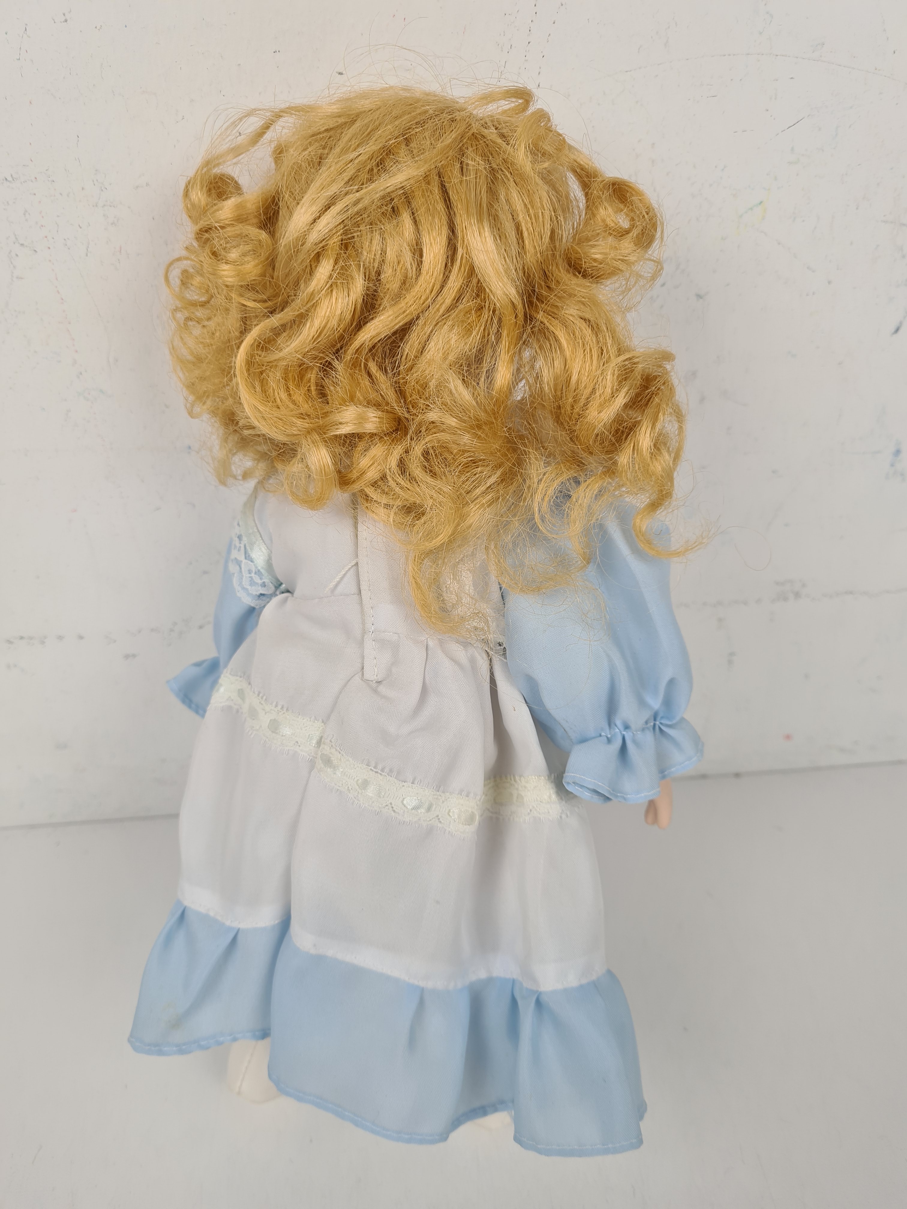 Poupée vintage en porcelaine, yeux bleus verts, robe