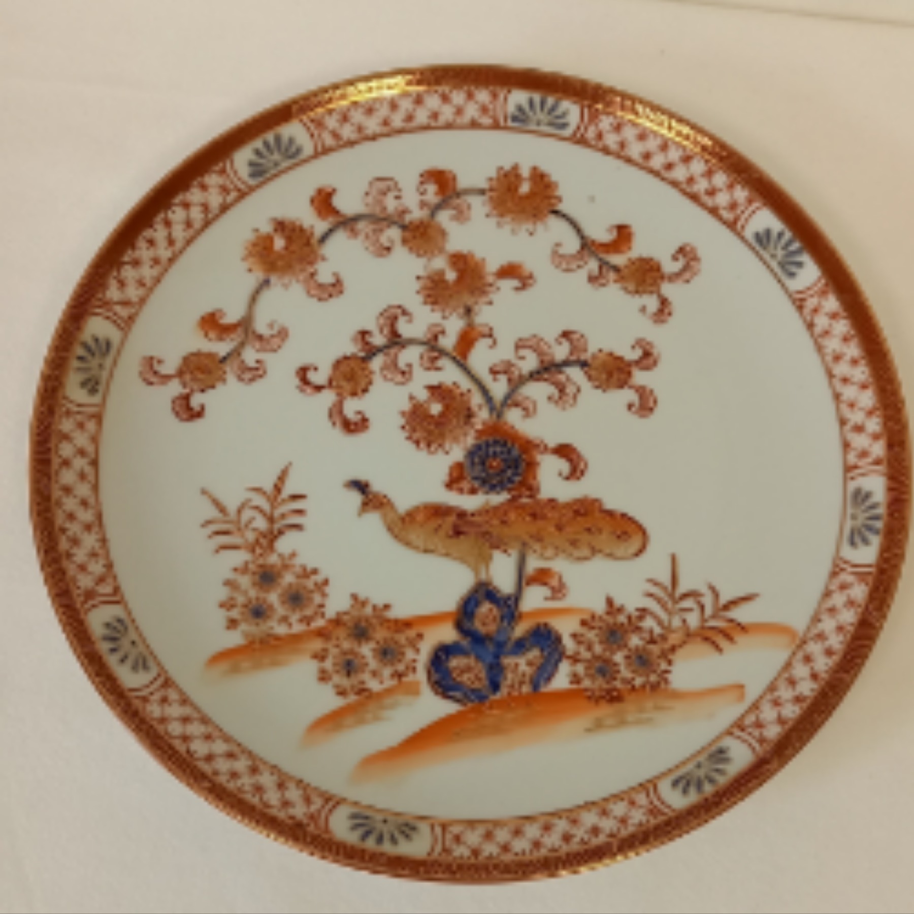 Ancienne Assiette peinte à la main . IMARI (Japon). Décor floral et signé au dos.  - Vue 2 - 