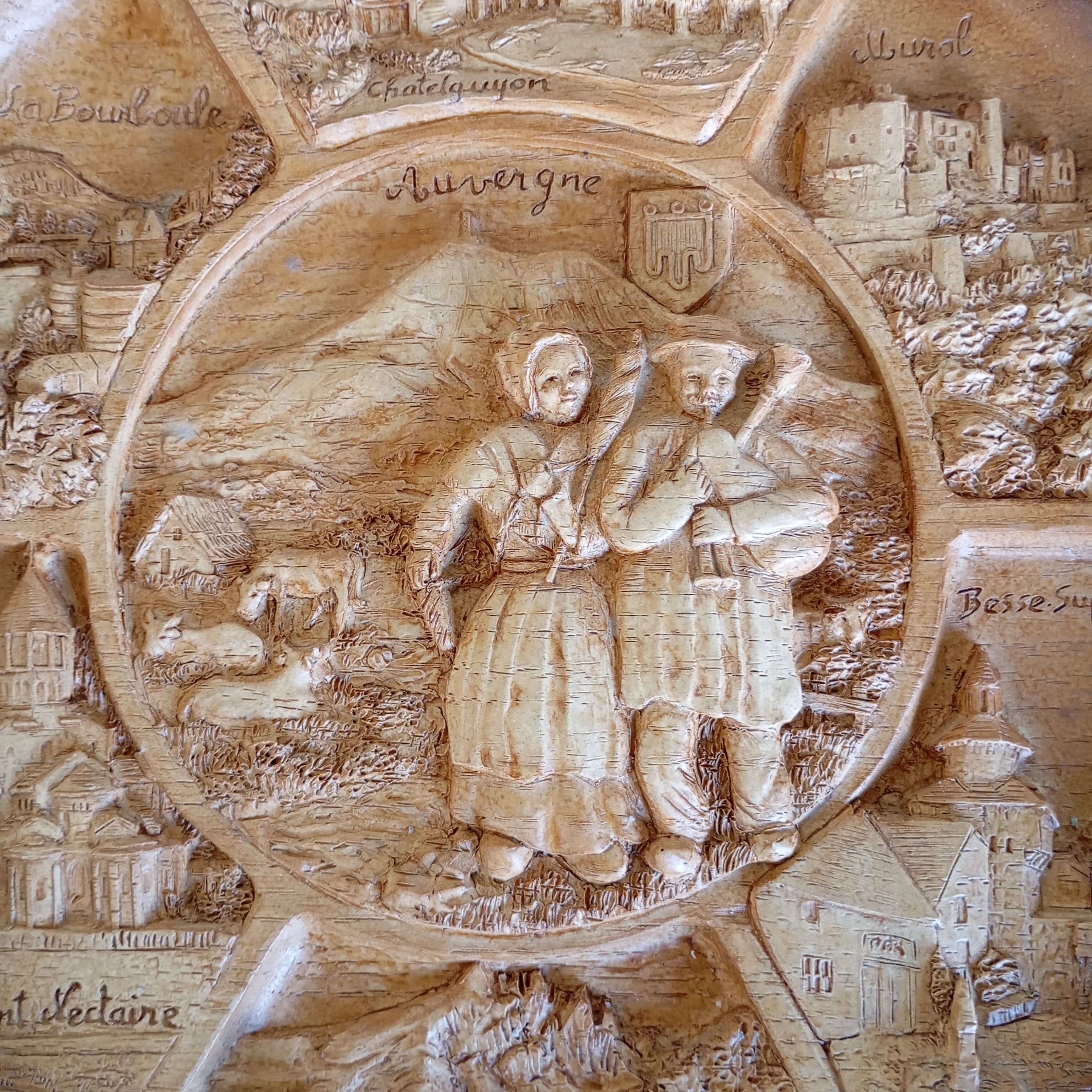 Assiette en bois décorative représentant l'Auvergne - Photo 1