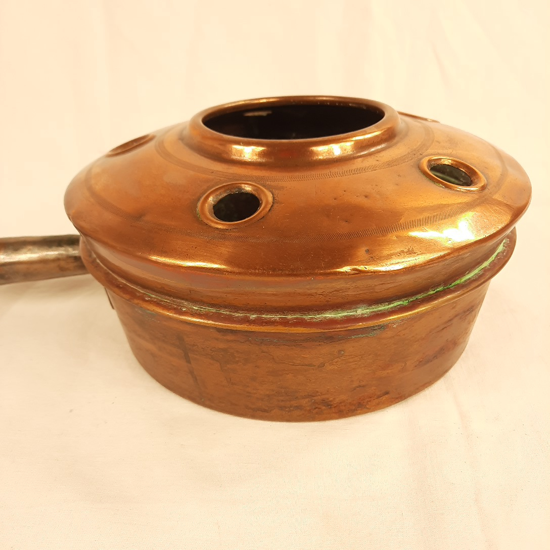 Voir photo 4 de bassinoire ancienne en cuivre et manche de bois collector vintage bassinoire ancienne en cuivre et manche de bois collector vintage Très bon état - Vue 4 -