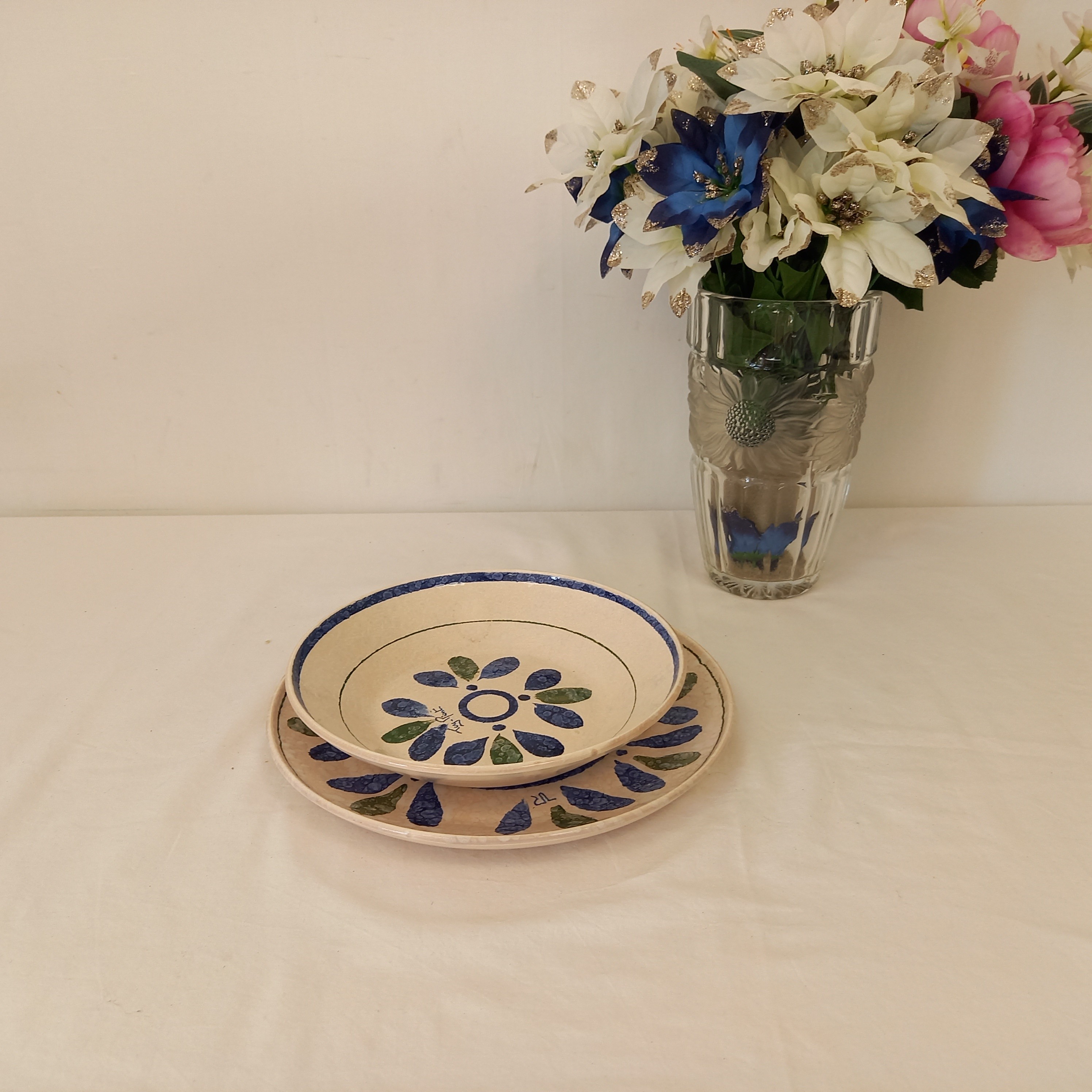 Deux assiettes en céramique signée Toy-Riont de Salins France - Bon état - Photo 2