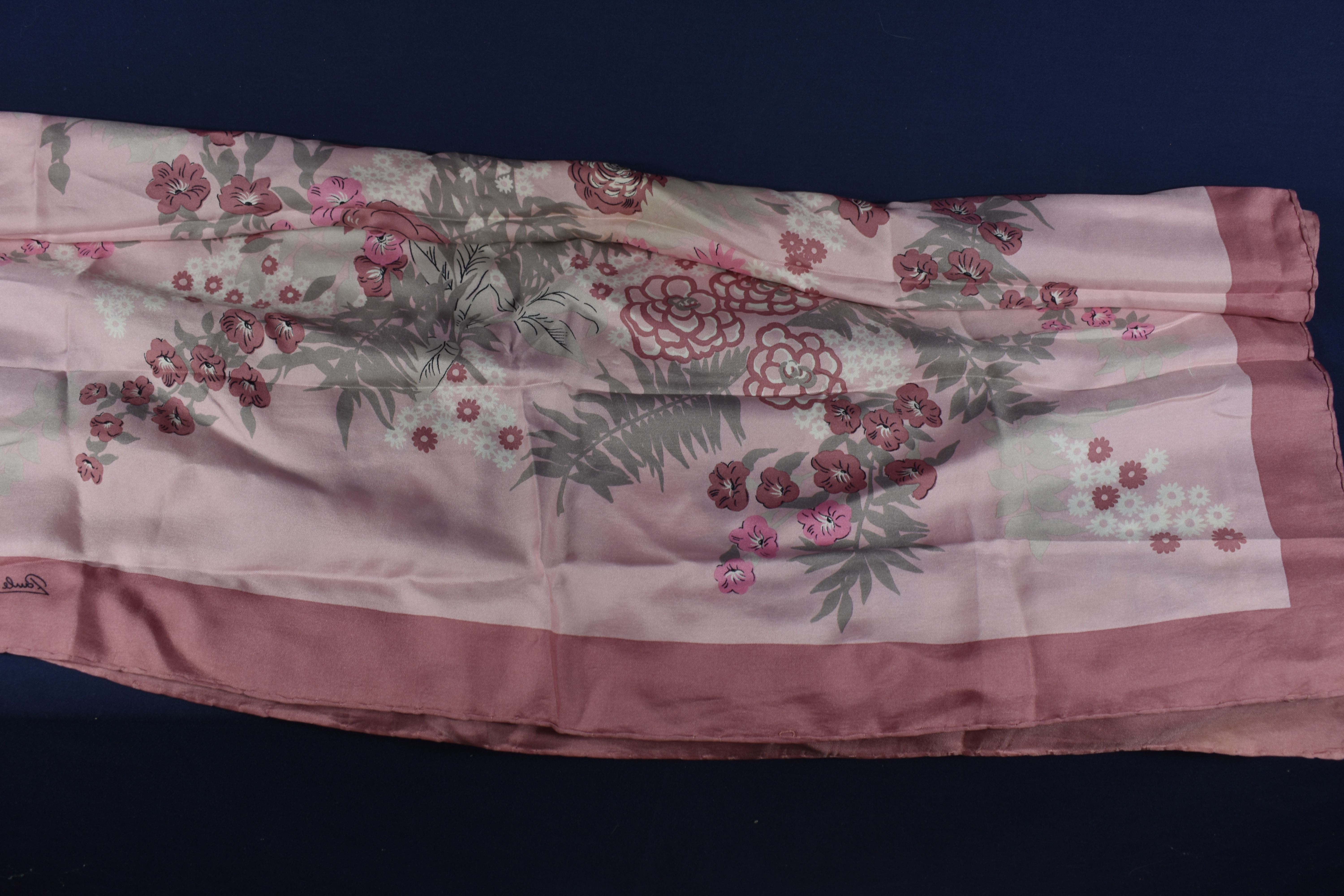 Foulard en soie, tons de rose, signé Paule de Chauvigny (76 X 76 cm ). - Photo 1