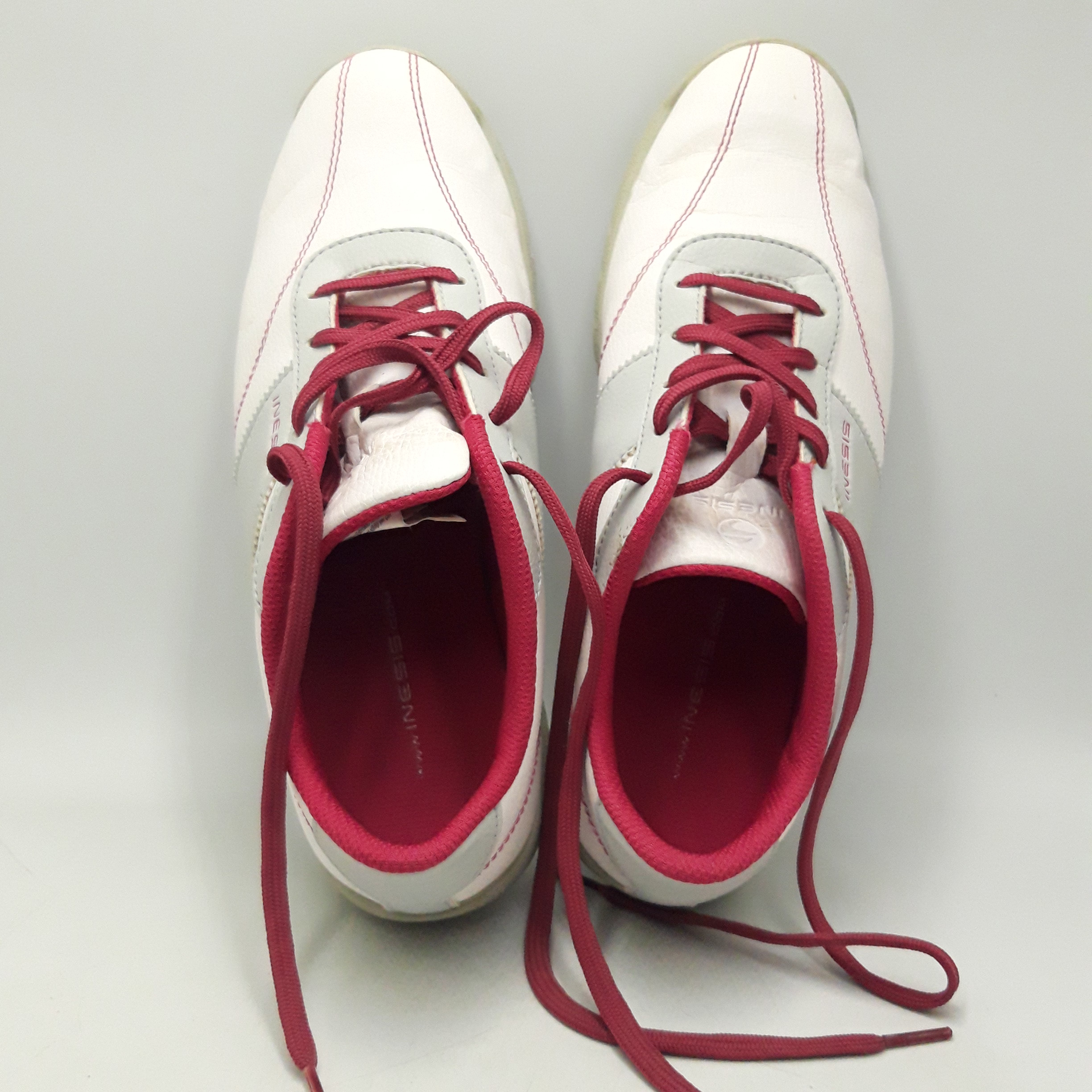Voir photo 4 de Chaussures de golf pour femme de la marque 'Inesis' avec sacoche, pointure 40 Chaussures de golf pour femme de la marque 'Inesis' avec sacoche, pointure 40 Bon état - Vue 4 -