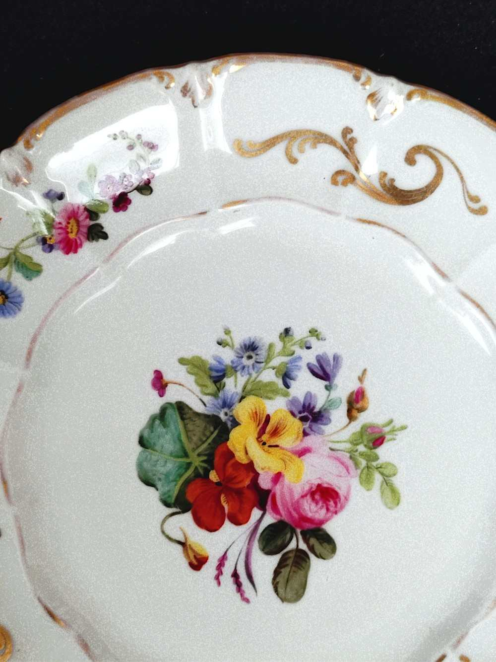 Théière et assiette plate en porcelaine de Limoges à décor floral. - Photo 15