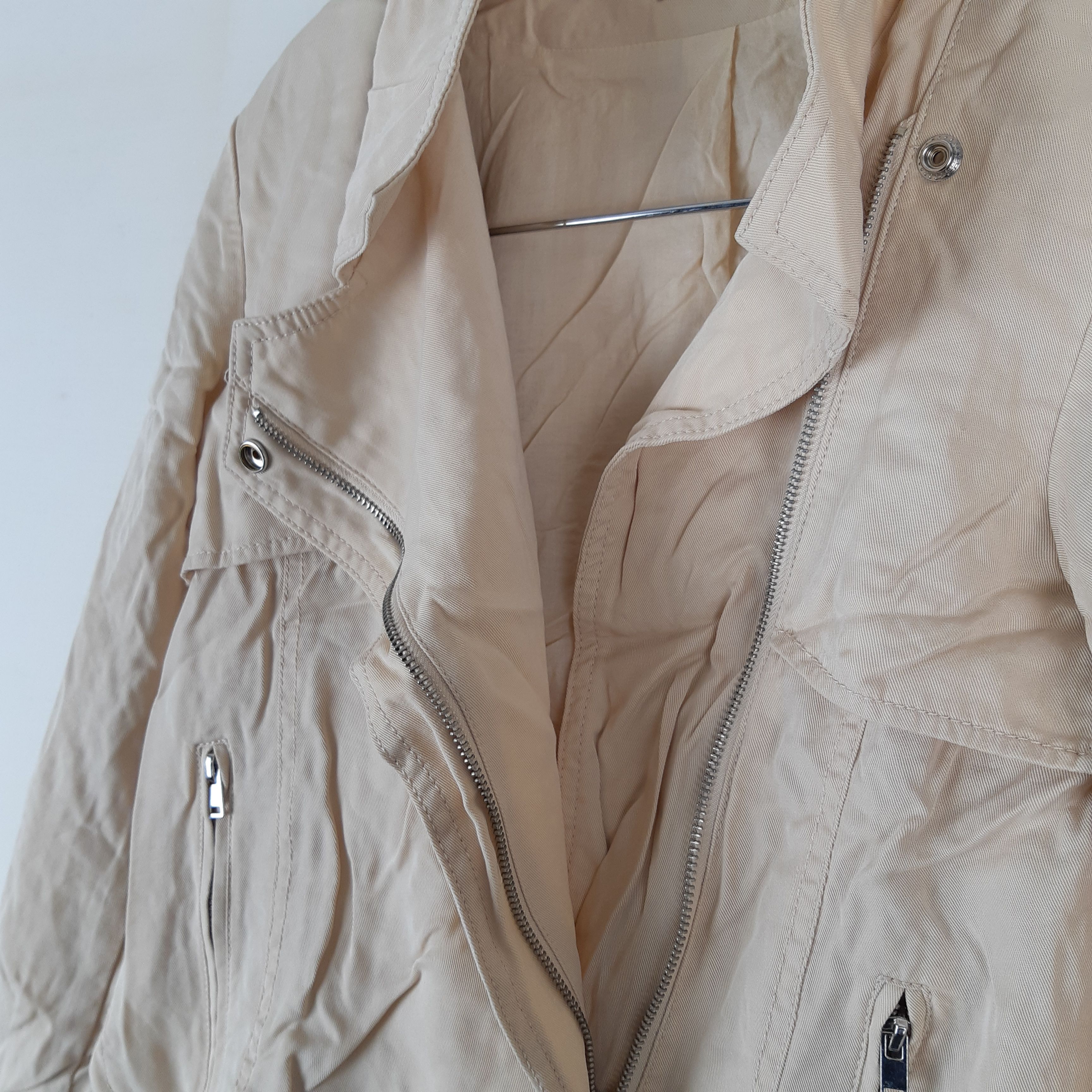 Esprit - Veste beige clair lyocell - Taille 36 mesures Carrure= 41 Poitrine= 44 Longueur= 53 Bon état - Vue 3 - 