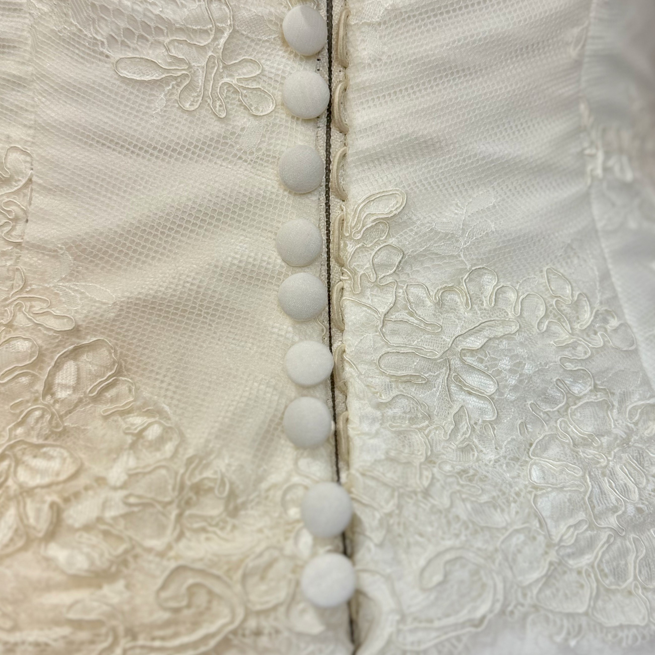 Voir photo 6 de Robe de mariée - Créations Bochet style classique Robe de mariée - Créations Bochet style classique Très bon état - Vue 6 -