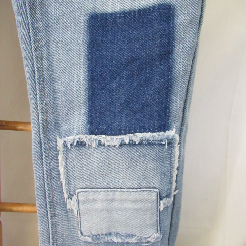 Voir photo 5 de E30 - Jean trashé - Levi's - Âge 12 ans E30 - Jean trashé - Levi's - Âge 12 ans Très bon état - Vue 5 -