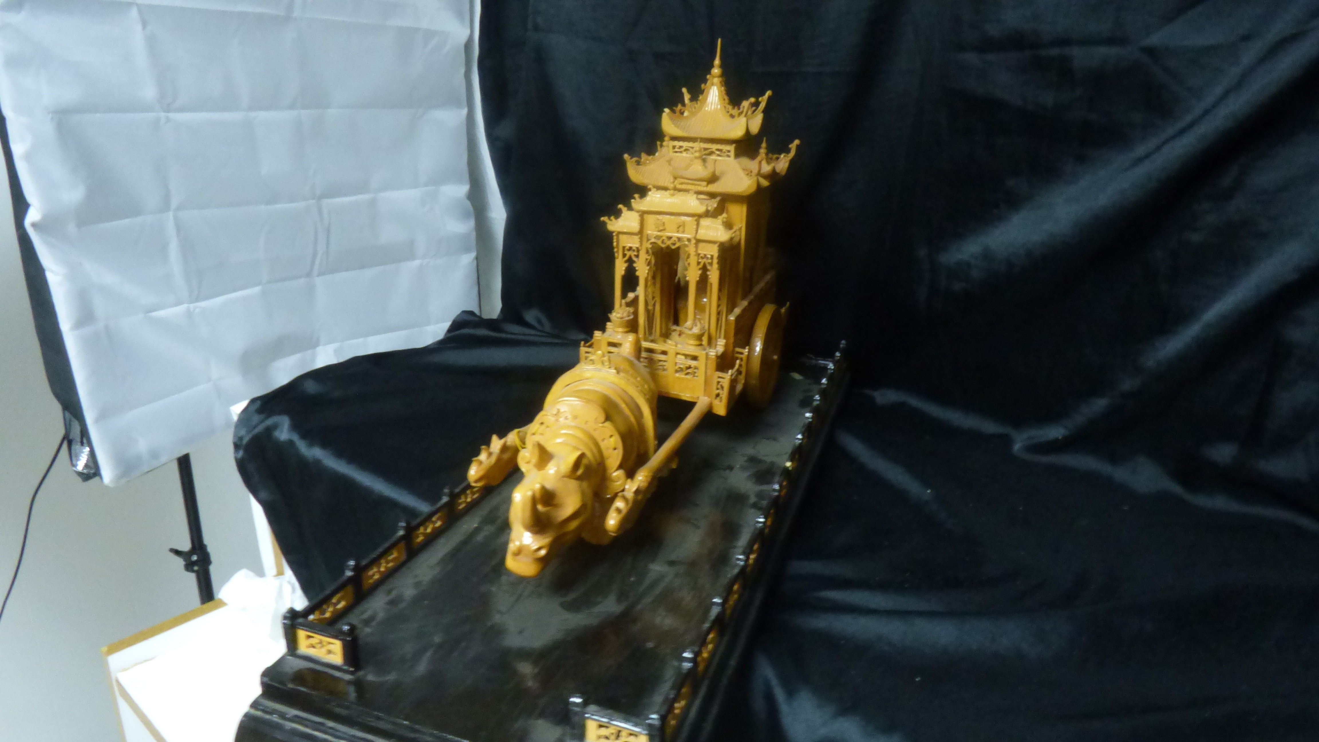 Diorama Chinois Rhinocéros tirant une calèche d'empereur - Photo 2