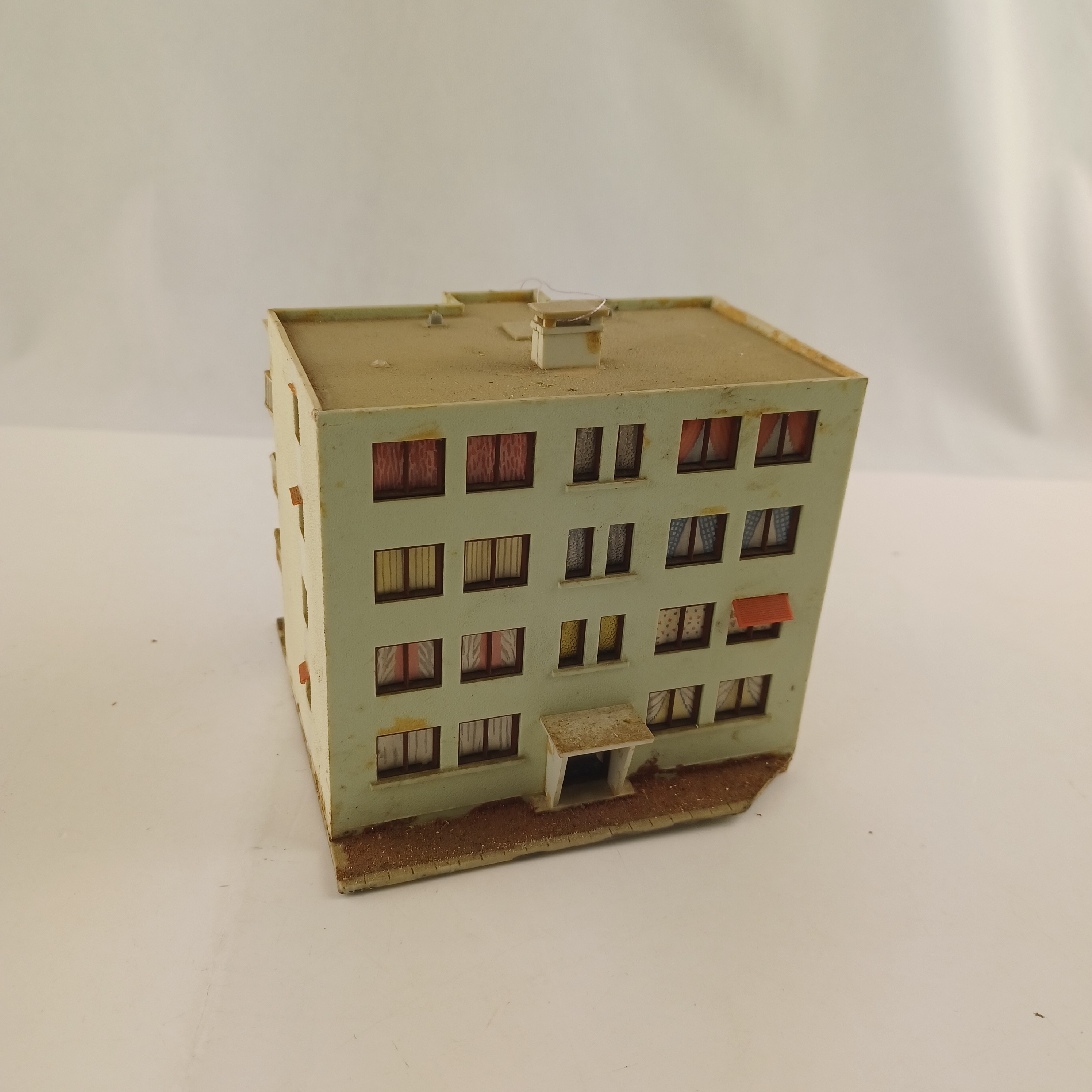 Maquette de modélisme d'un immeuble à 3 étages de 11x12x10 cm Très bon état - Vue 3 - 