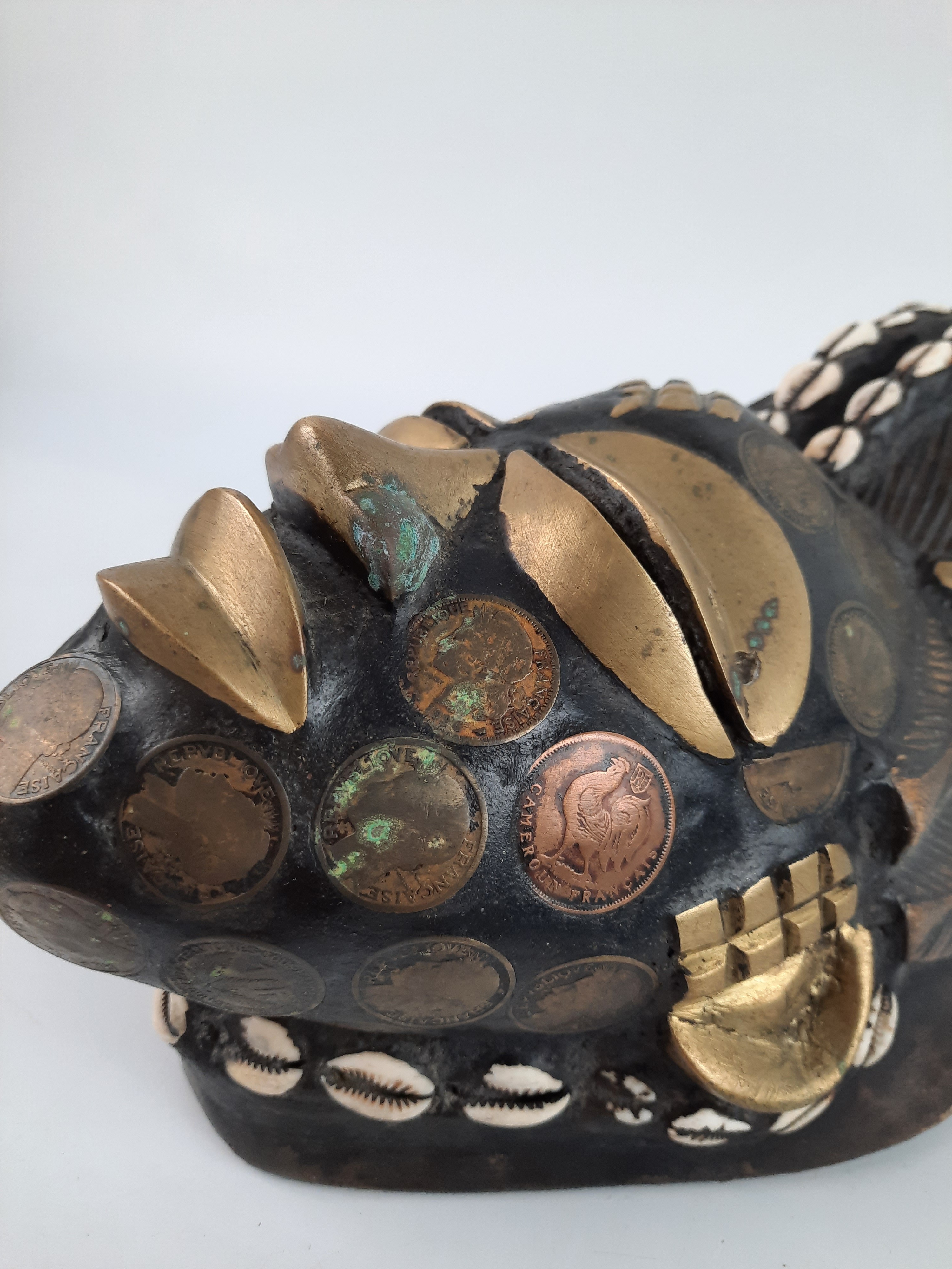 Masque africain en bois avec pièces de monnaie Bon état - Vue 8 - 