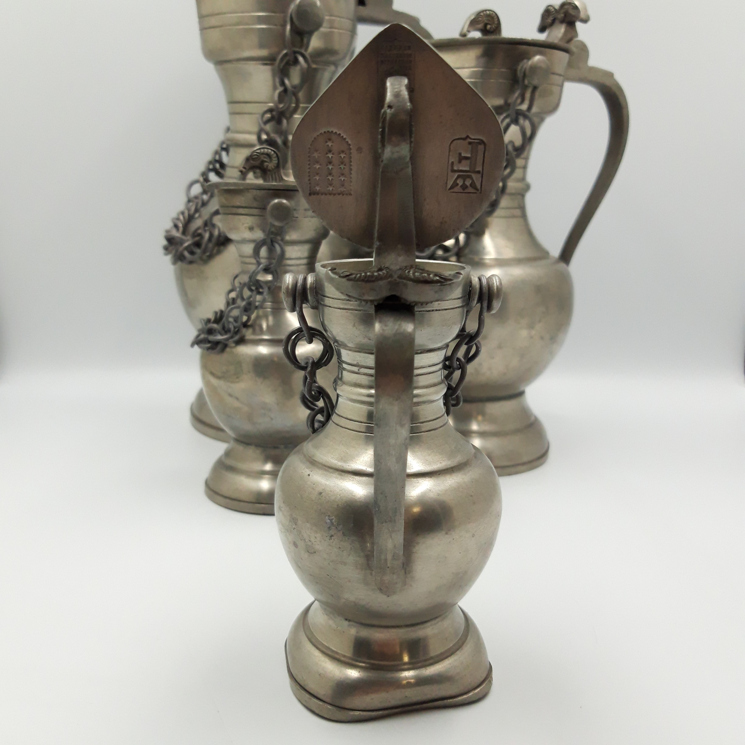 Ensemble Décoratif Art Déco : Vase Soliflore Et Deux Pichets En Étain Argenté