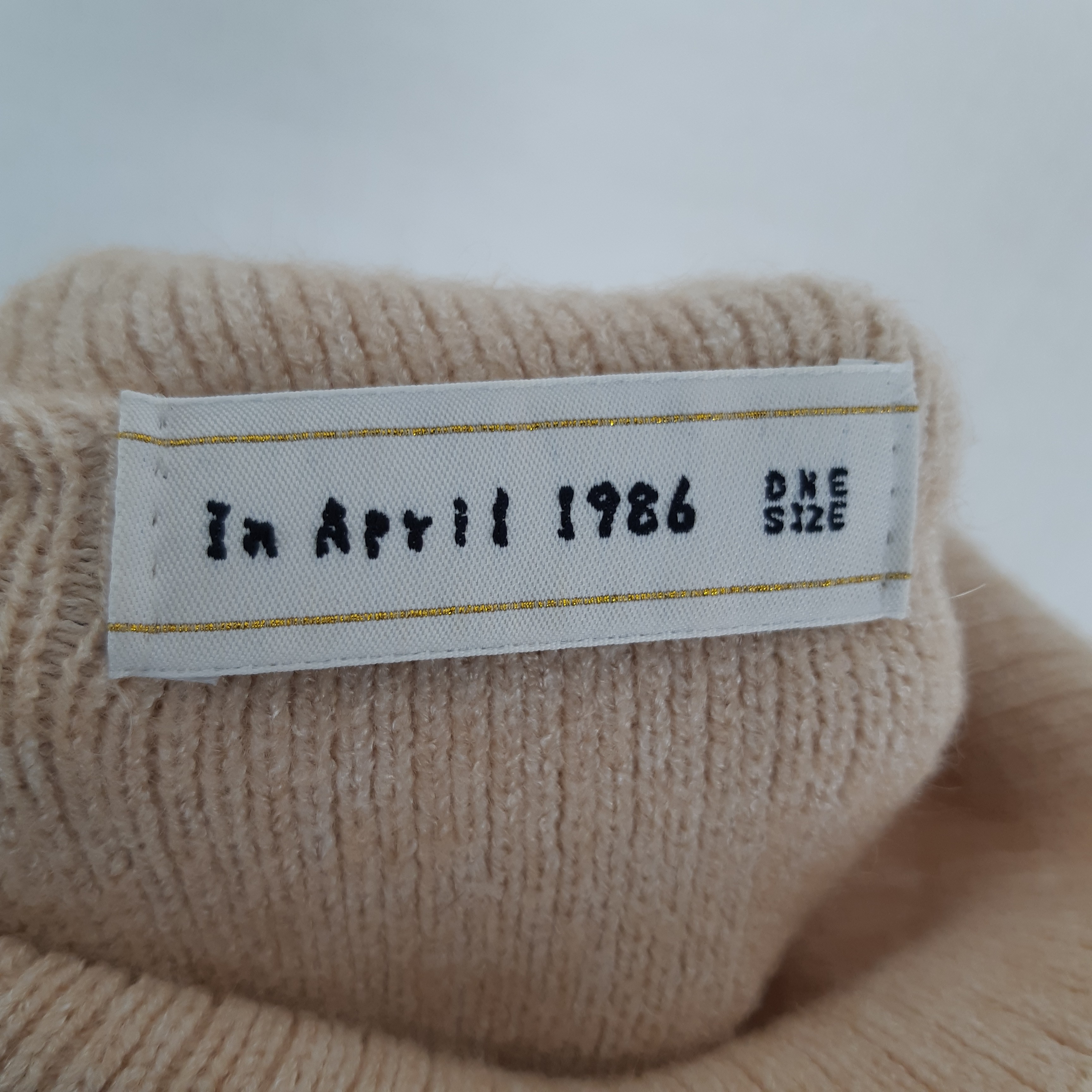 In April 1986 - Pull col montant beige - Taille mesures Carrure= 52 Poitrine= 48 Longueur= 53  - Vue 5 - 