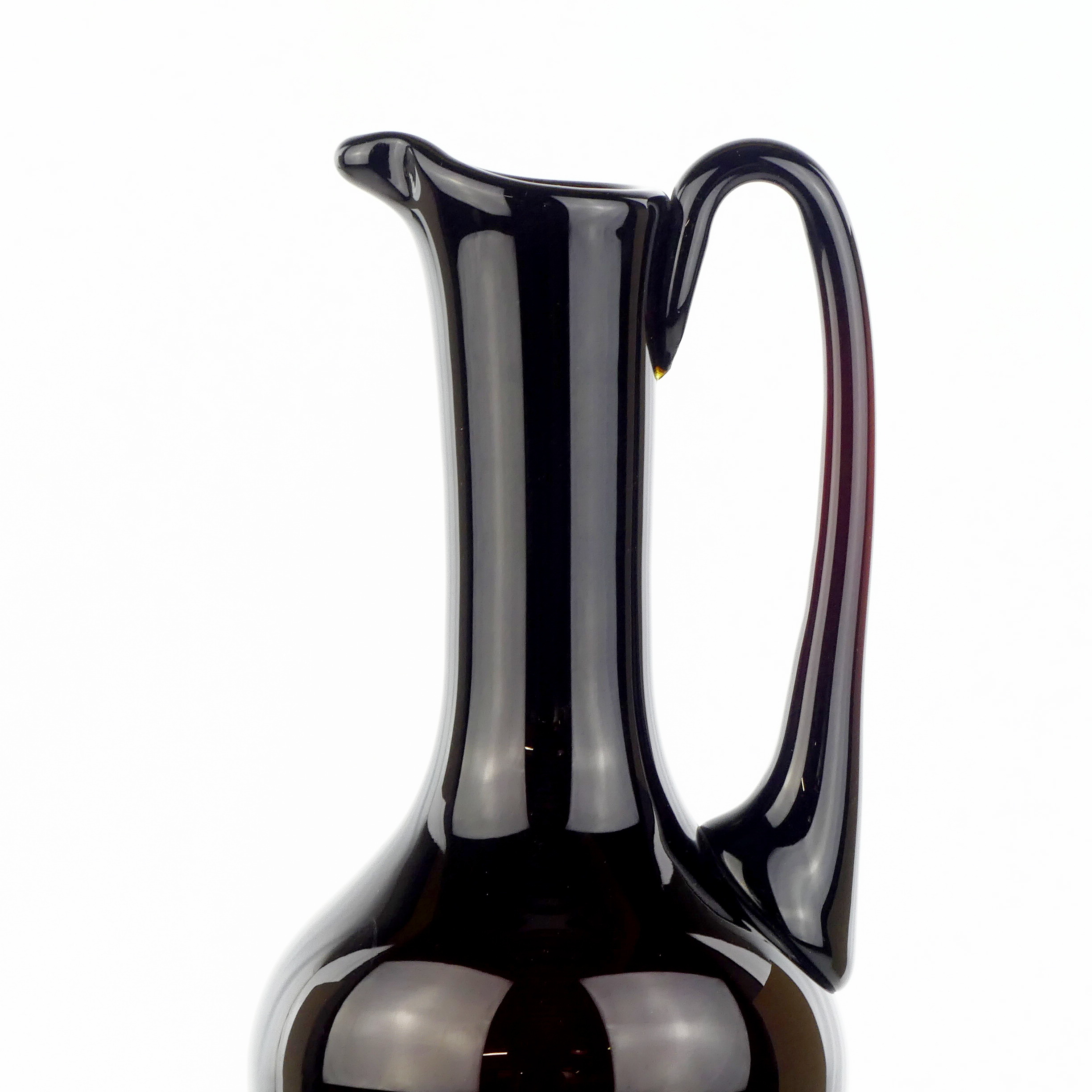 Vase aiguière en verre soufllé bordeau foncé Bon état - Vue 2 - 