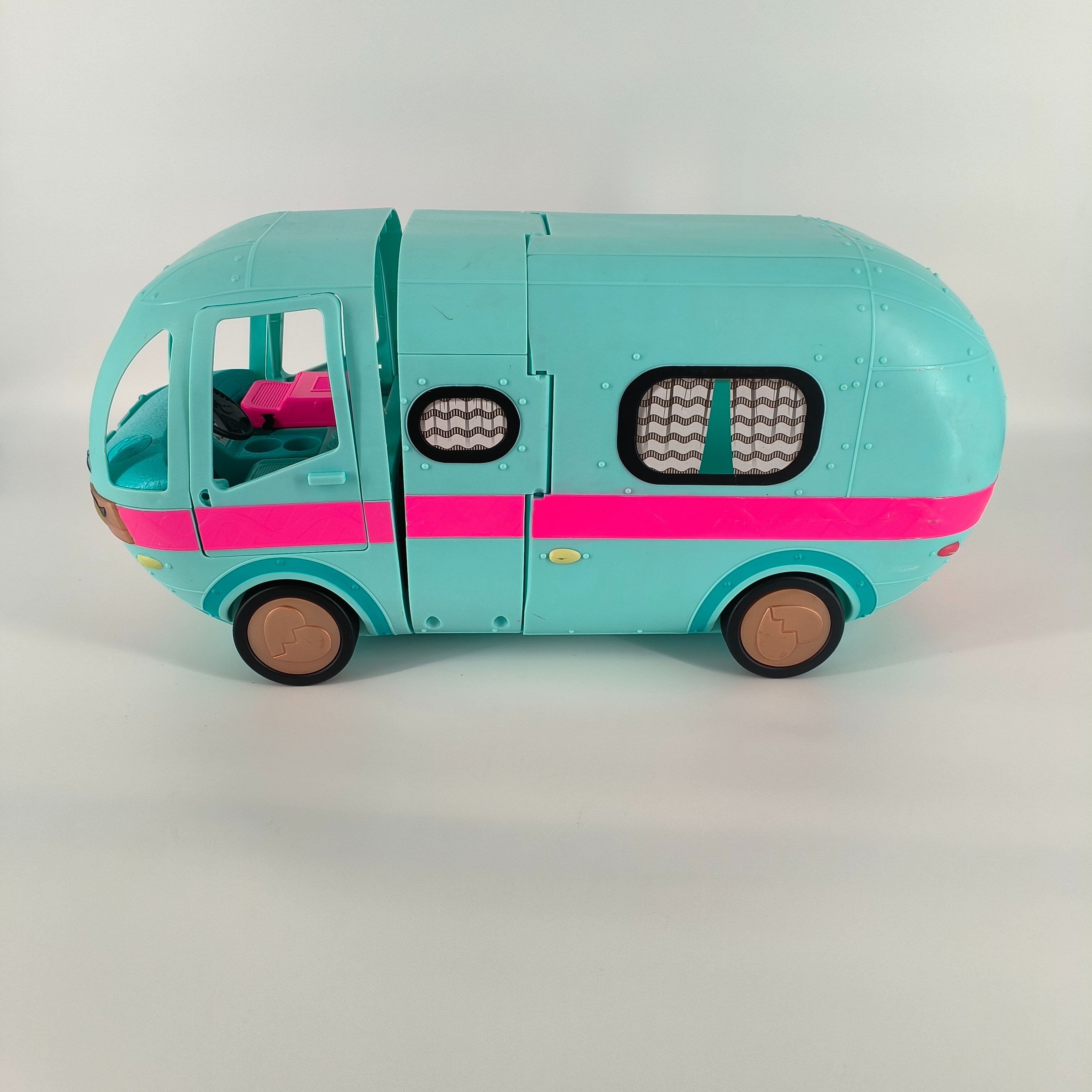 Véhicule-camping-car 'LOL'  - Vue 3 - 