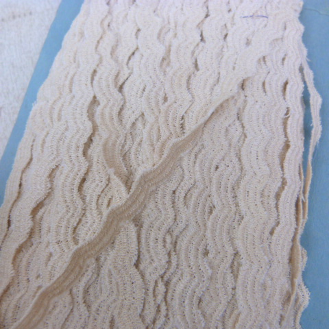  Plaquette de Galon Beige Dimensions : Longueur de 9m 20 Largeur 0.5cm NEUF Comme neuf -  reconditionné disponible sur Label Emmaüs