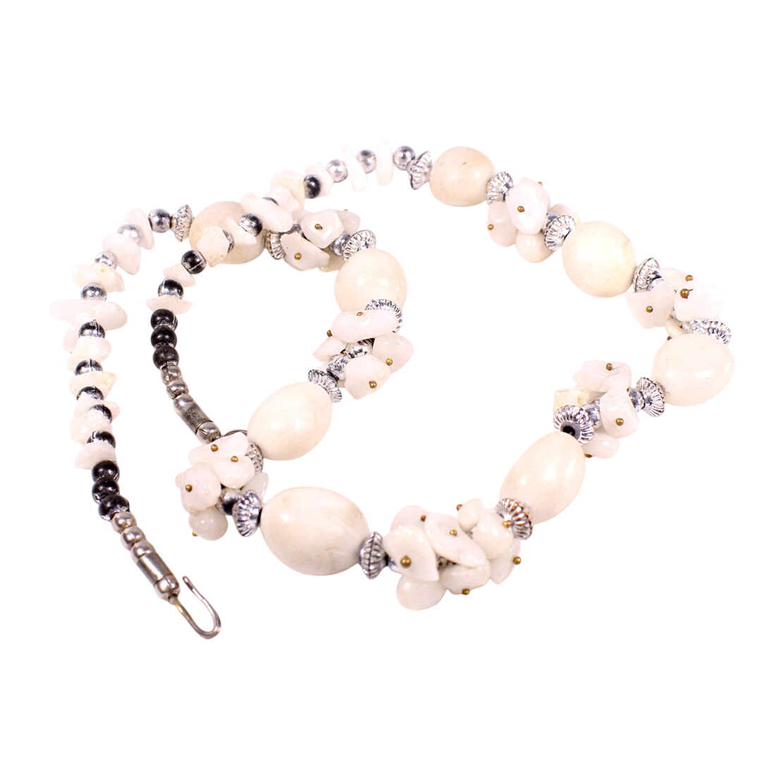 Acheter Collier en pierre blanche Bon état - 19,00 € Collier en pierre blanche Bon état - reconditionné disponible sur Label Emmaüs