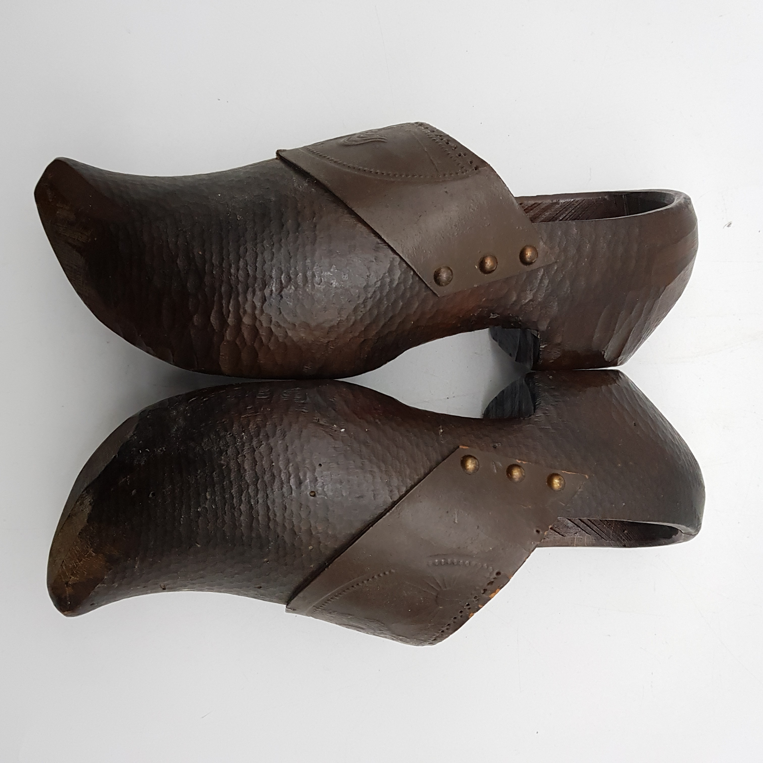 Sabot Ancien, ancienne paire de sabots, sabots en bois et cuir frappé - Bon état - Photo 2