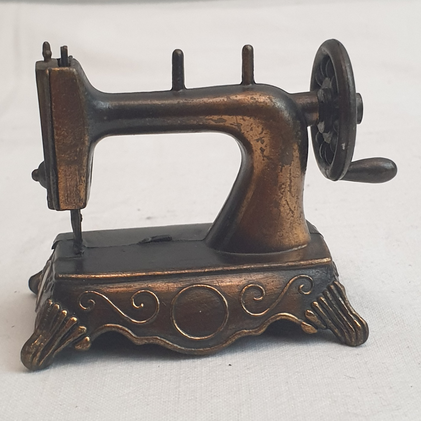 Taille crayon en forme de machine à coudre - Photo 2