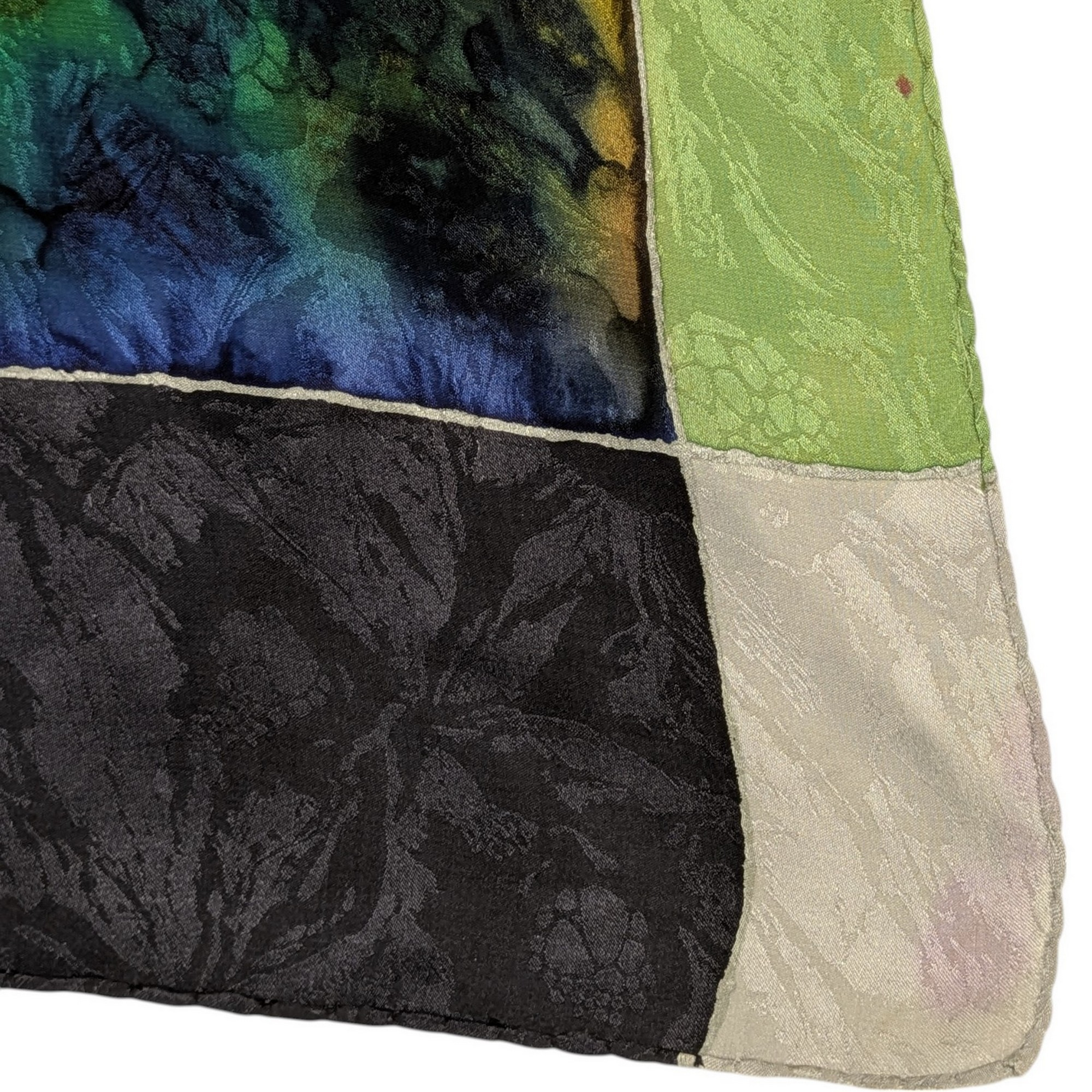 Foulard carré en soie peint à la main signé Lyda motifs abstraits multicolore - Photo 5