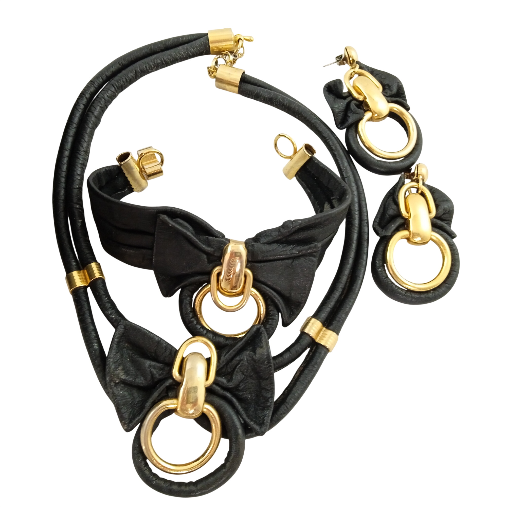 Acheter Ensemble de bijoux en forme de nœud noir or Made in Hong Kong Bon état - 16,00 € Ensemble de bijoux en forme de nœud noir or Made in Hong Kong Bon état - reconditionné disponible sur Label Emmaüs