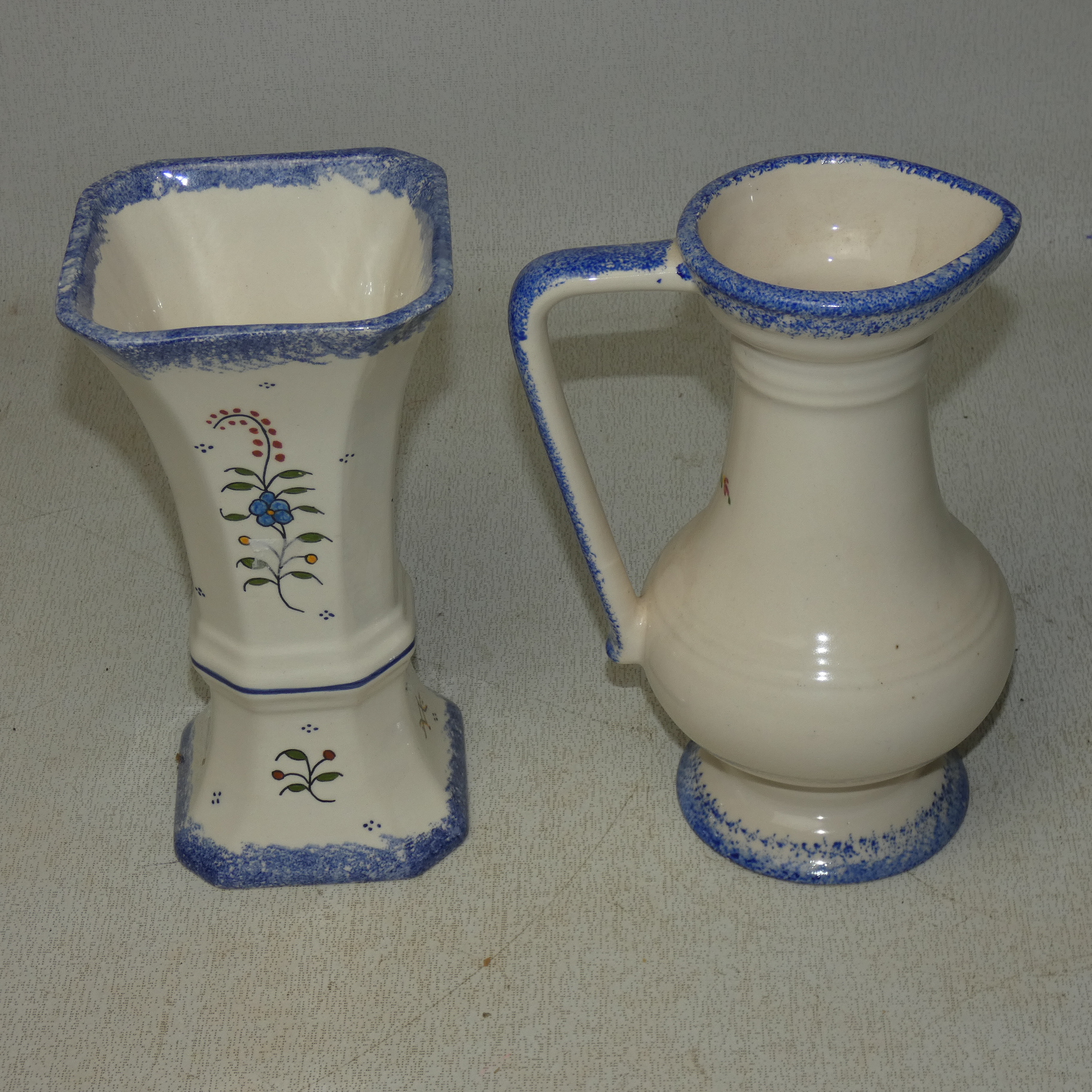 Ensemble  Pichet et Vase en Porcelaine avec une Décoration de Fleurs Fait Main État correct - Vue 5 - 