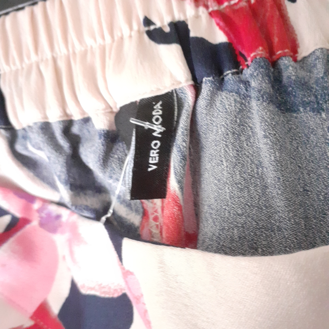Vero Moda- Pantalon large fleuri Très bon état - Vue 4 - 