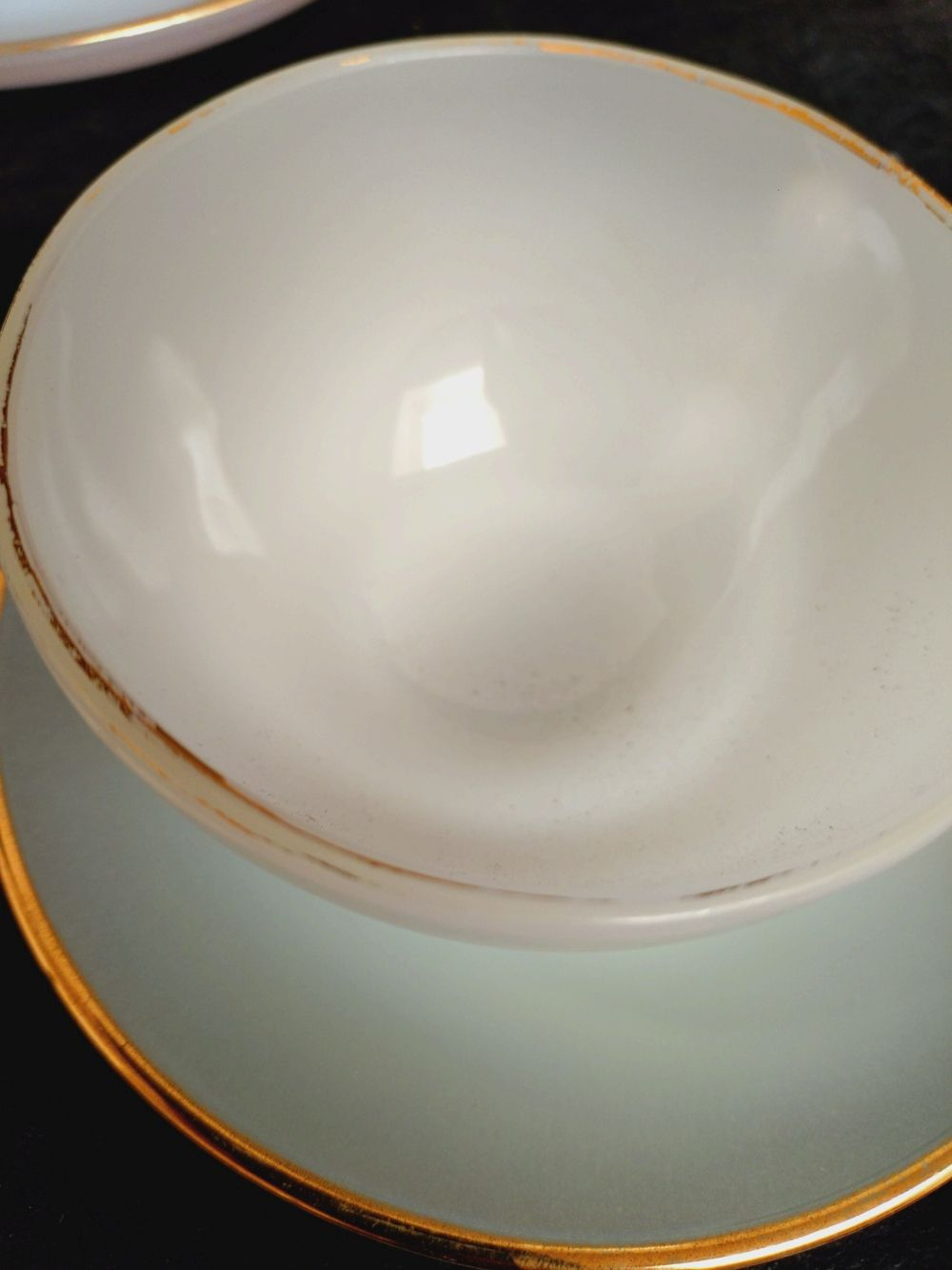 Lot de 7 tasses pastel en opaline ARCOPAL et 19 petites sous-assiettes- style vintage. - Photo 4