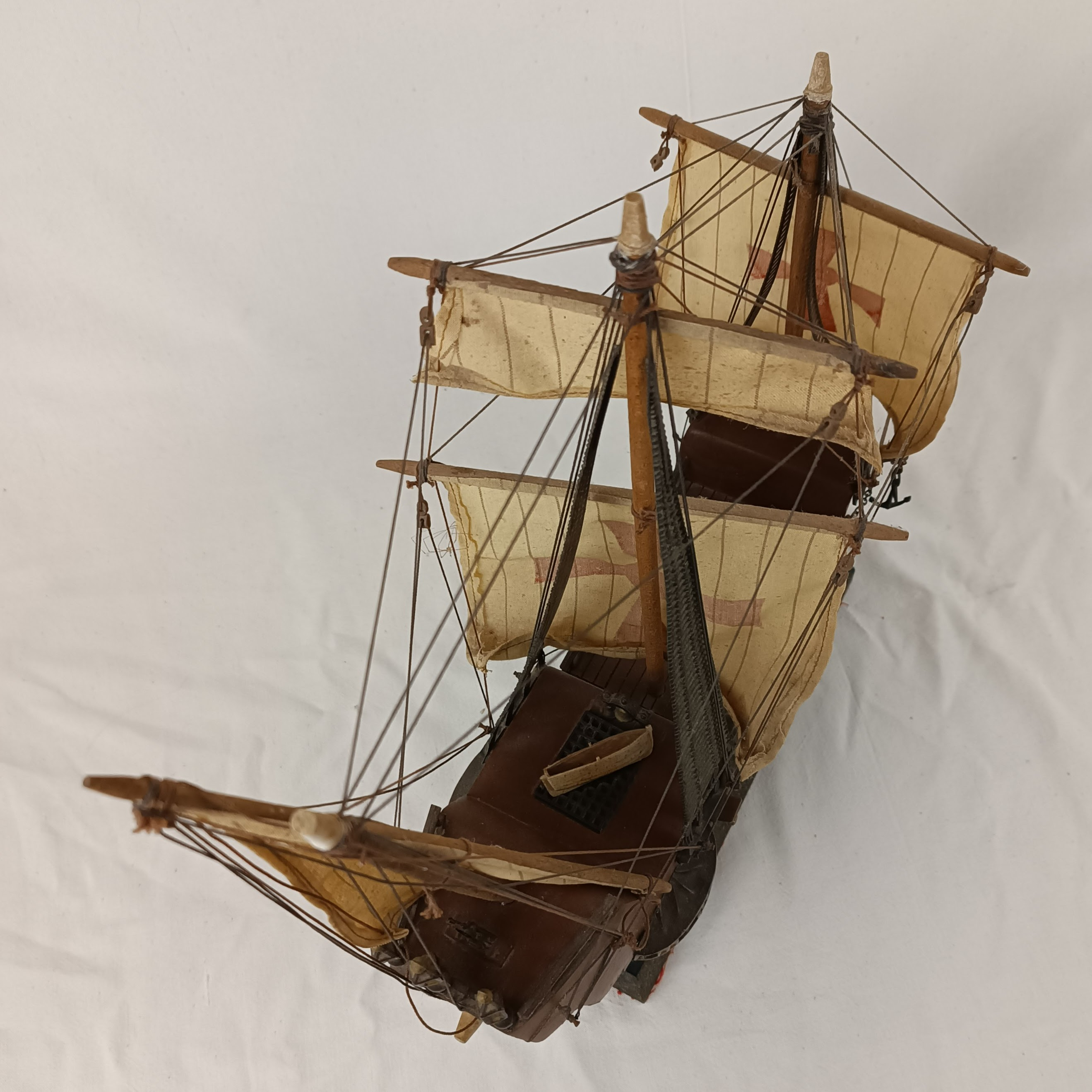 Maquette de bateau en bois, Caravelle espagnole du 15ème siècle, fabriquée en Espagne État correct - Vue 8 - 