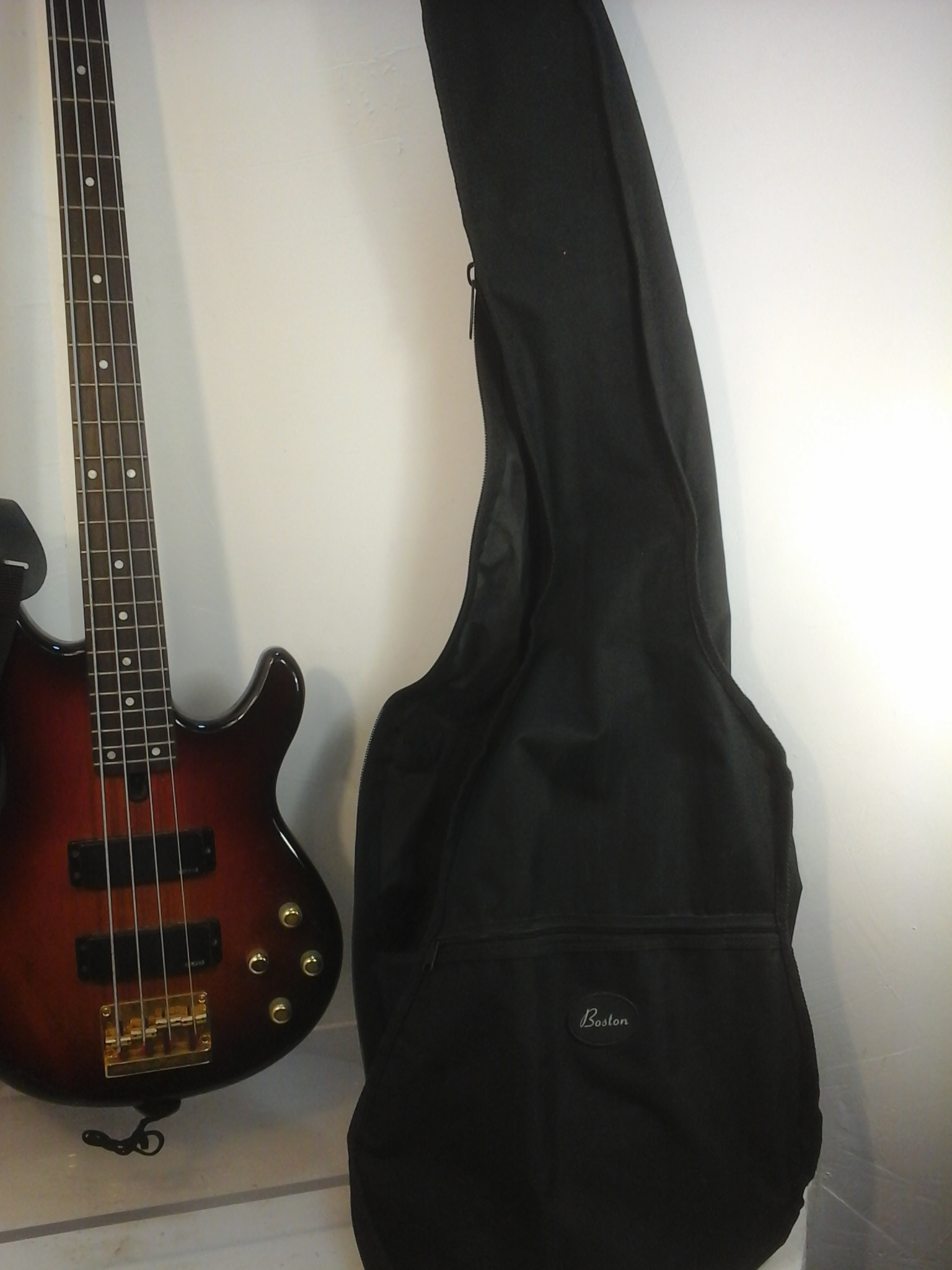 Voir photo 2 de Basse électrique Yamaha 4 cordes sunburst Basse électrique Yamaha 4 cordes sunburst Très bon état - Vue 2 -