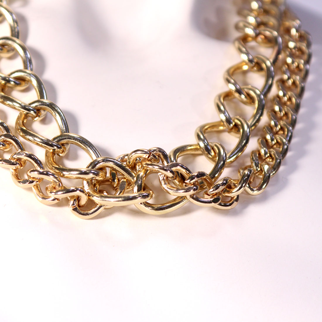 Collier double-rang avec mousquetons en métal doré  - Vue 4 - 