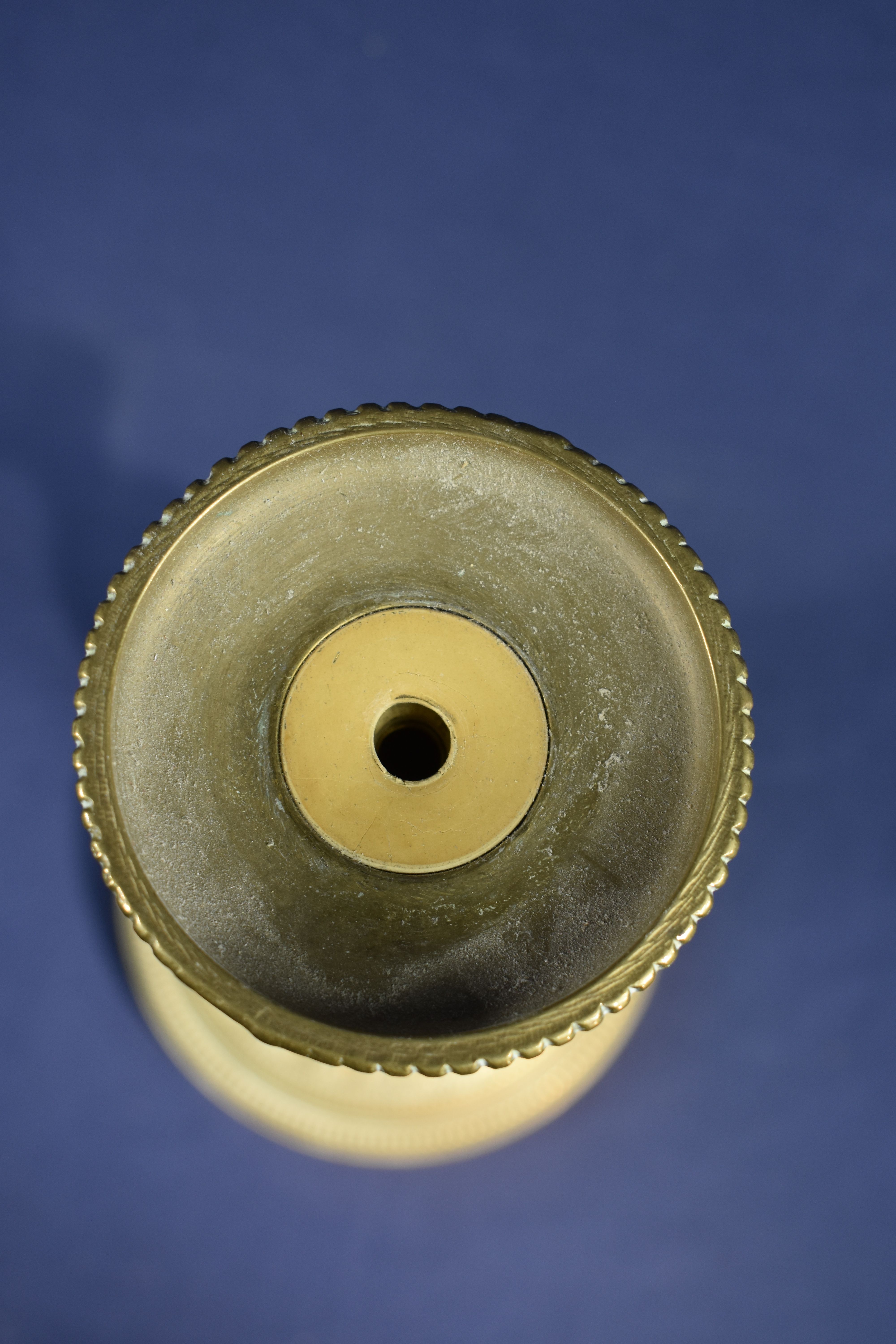 Grand bougeoir en bronze fin XIX é, équipé pour être électrifié, hauteur 28.5 et diamètre 13.5 cm. - Photo 1