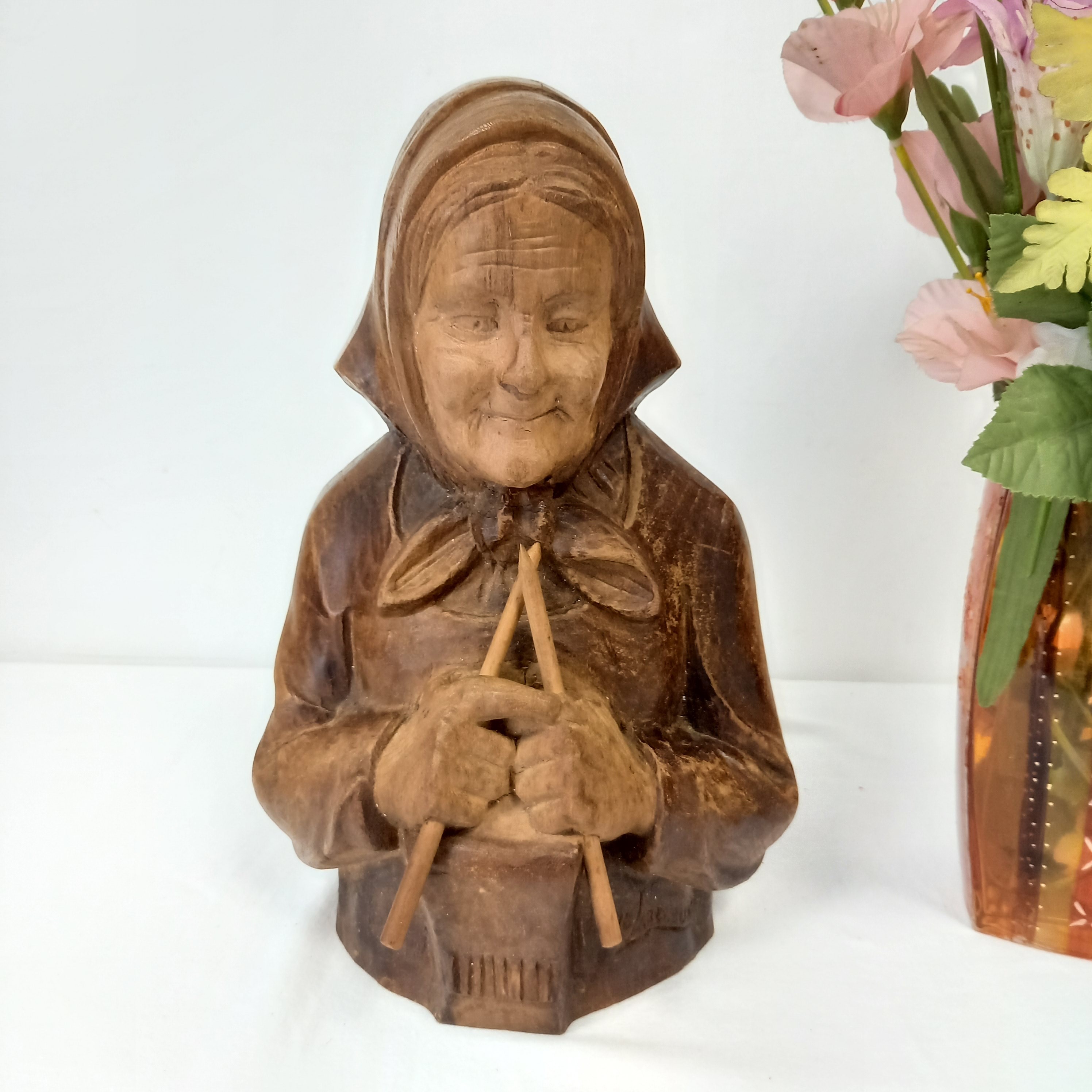 Sculpture de femme âgée en bois signé JC LARDEUX  - Photo 2