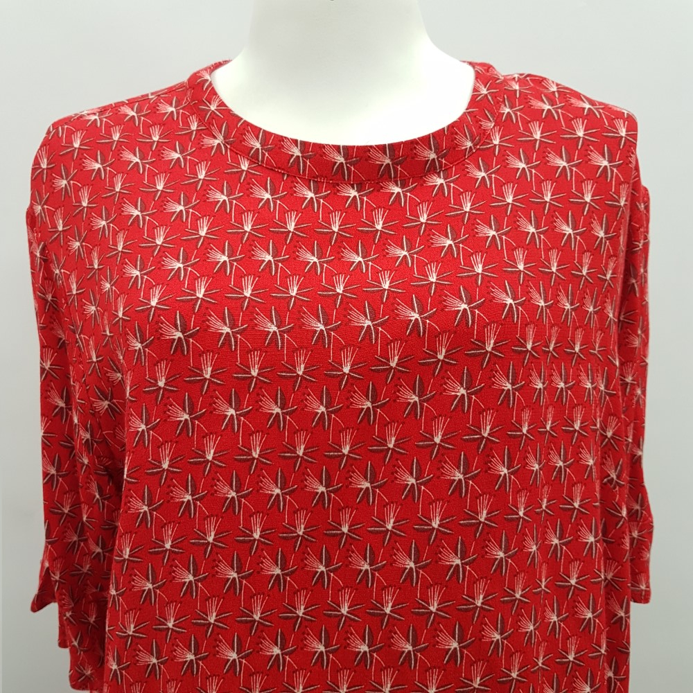 Top rouge vif à impression de fleurs bordeaux et blanches - MONOPRIX FEMME - Taille 48 - Photo 4