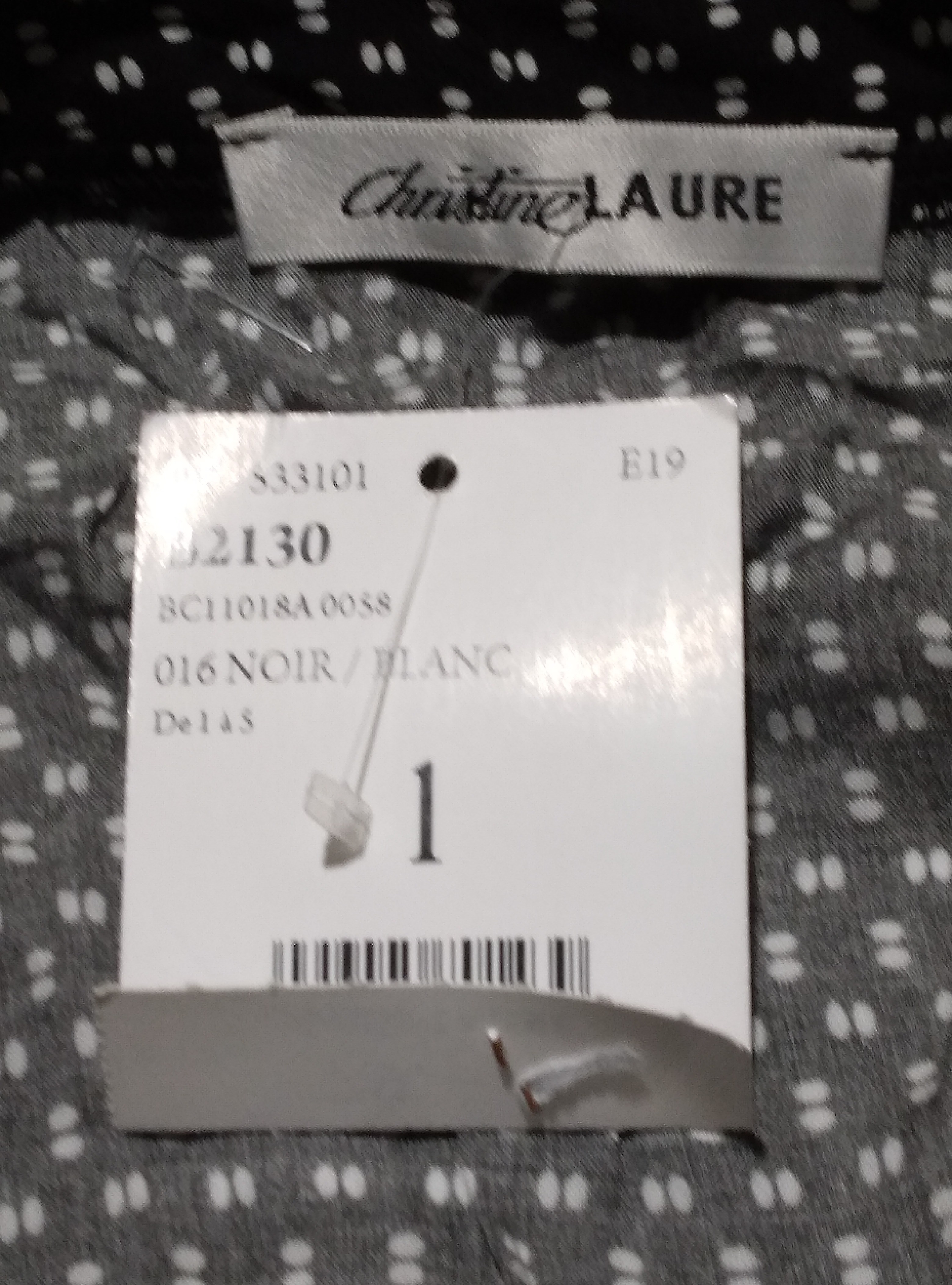 Voir photo 5 de T-Shirt manche longue noir imprimé géométrique blanc, Christine Laure - 1 T-Shirt manche longue noir imprimé géométrique blanc, Christine Laure - 1 Comme neuf - Vue 5 -