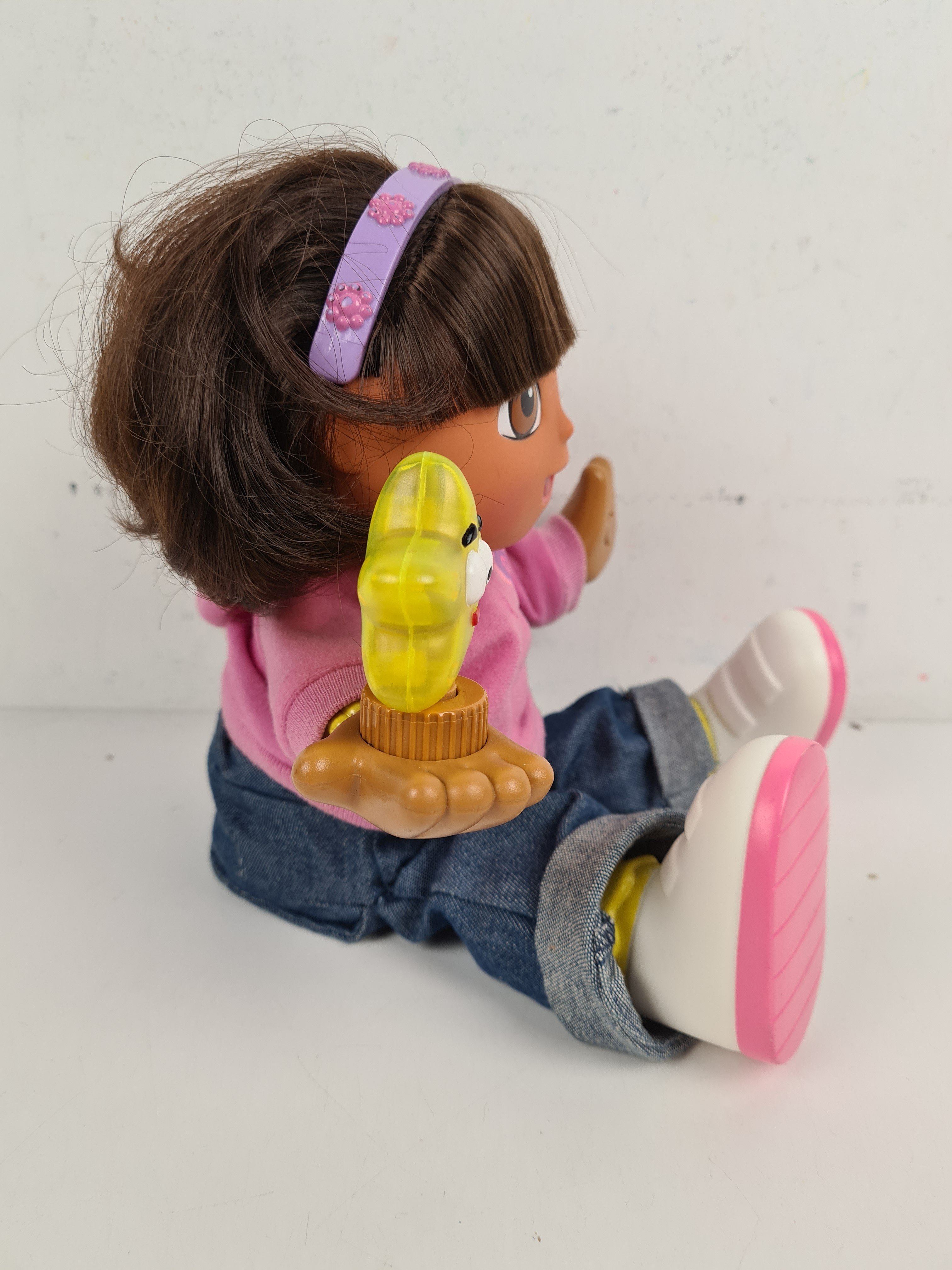 Voir photo 5 de Poupée - Dora l'Exploratrice chantante - Fisher Price - 33 cm Poupée - Dora l'Exploratrice chantante - Fisher Price - 33 cm Bon état - Vue 5 -