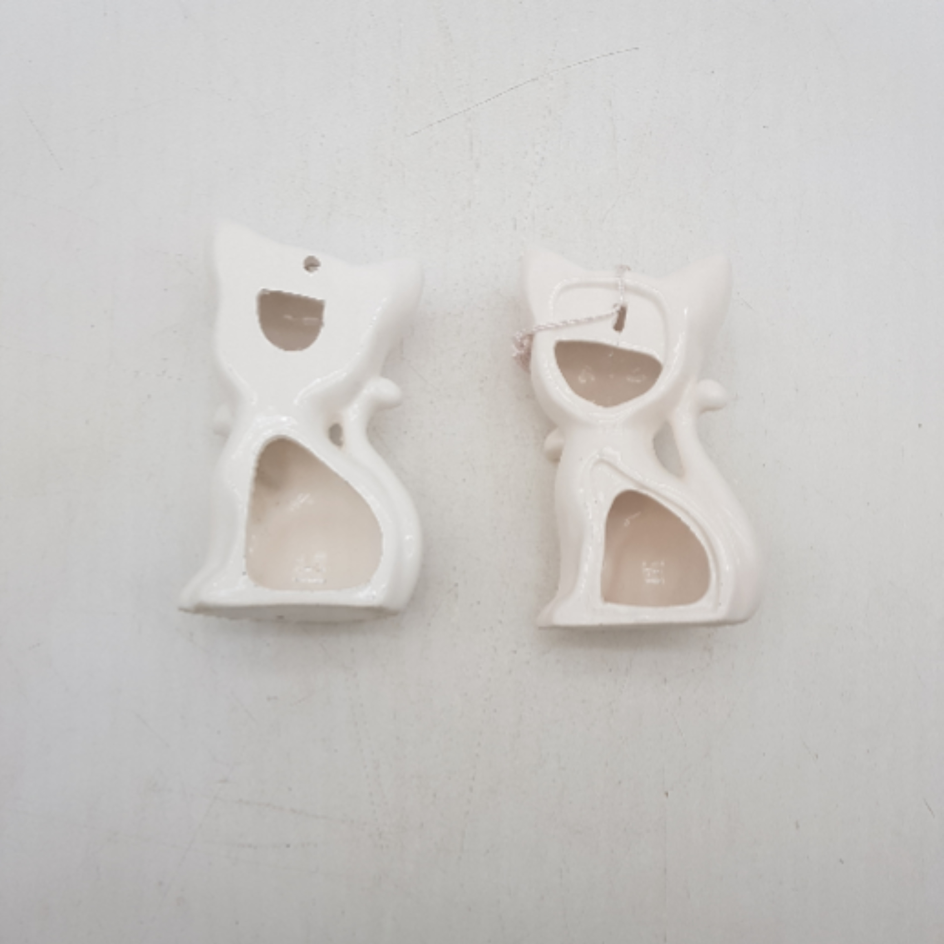 Voir photo 5 de Duo de dévidoirs de ficelles Vintage en céramique - Figurine en forme de chats Duo de dévidoirs de ficelles Vintage en céramique - Figurine en forme de chats Bon état - Vue 5 -