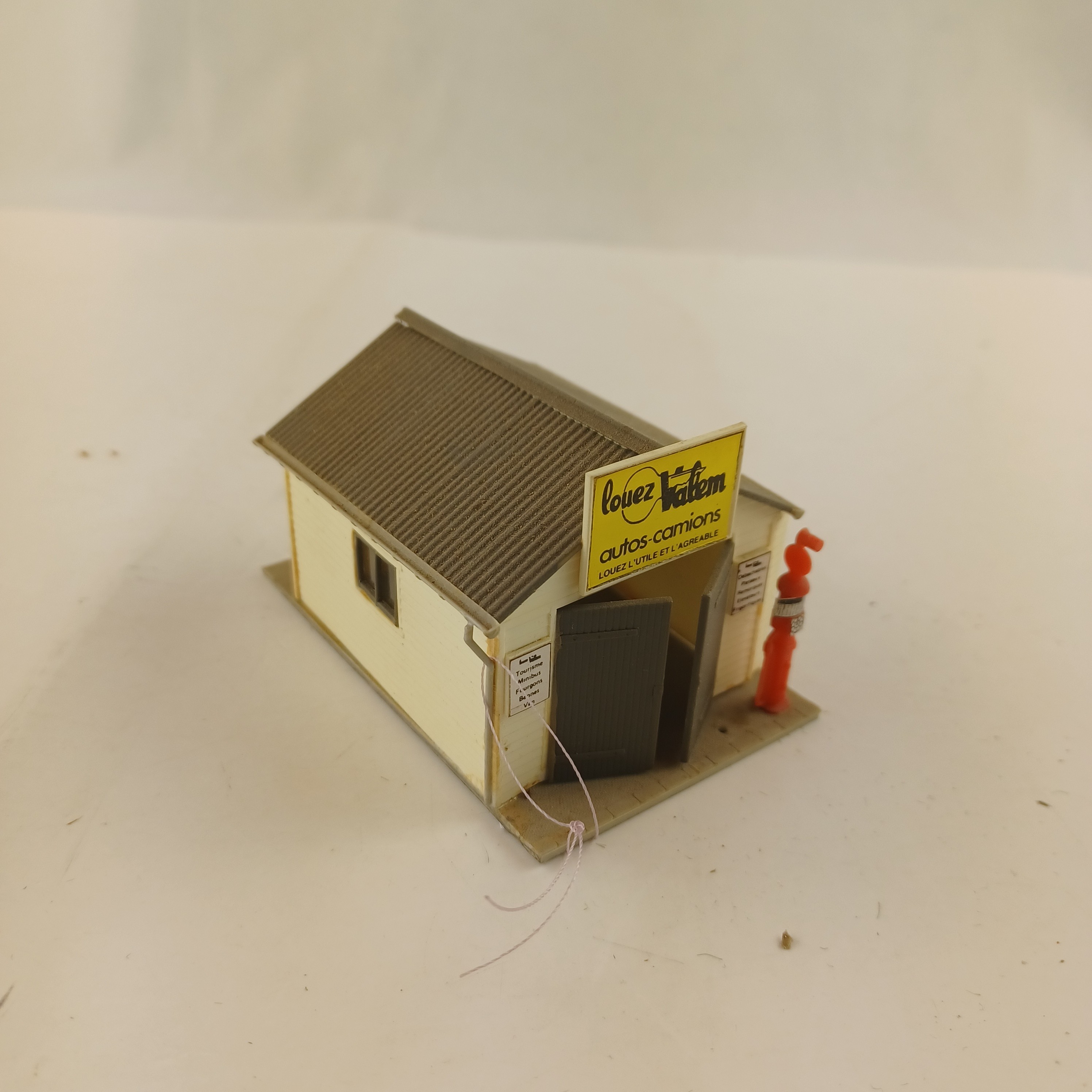 Maquette de modélisme de garage Louez Valem en plastique de 6x9x5 cm Très bon état - Vue 2 - 