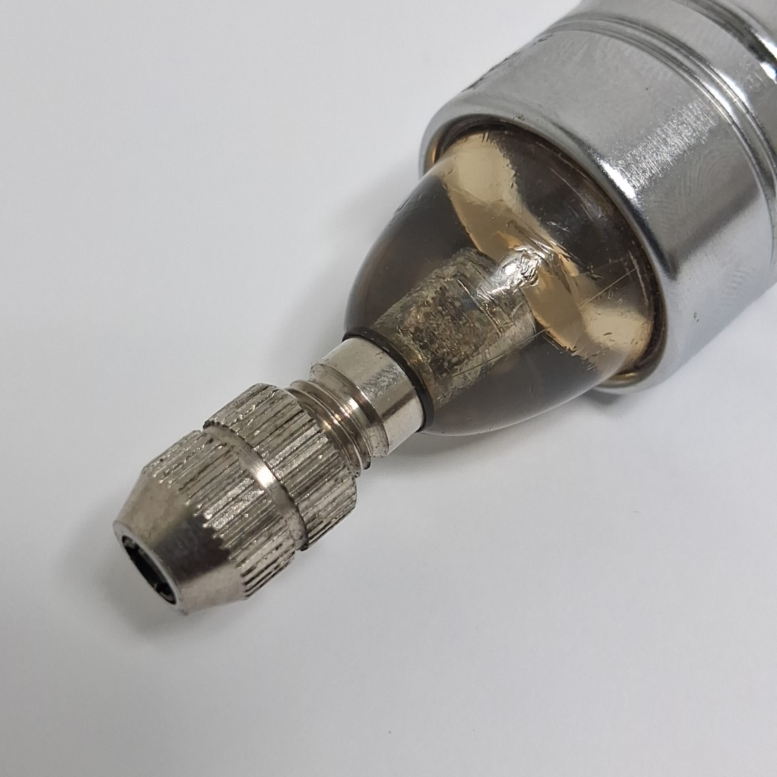 Lampe/tournevis vintage (années 40-60) de marque PILOT dans un étui en cuir de marque Le Tanneur Bon état - Vue 4 - 