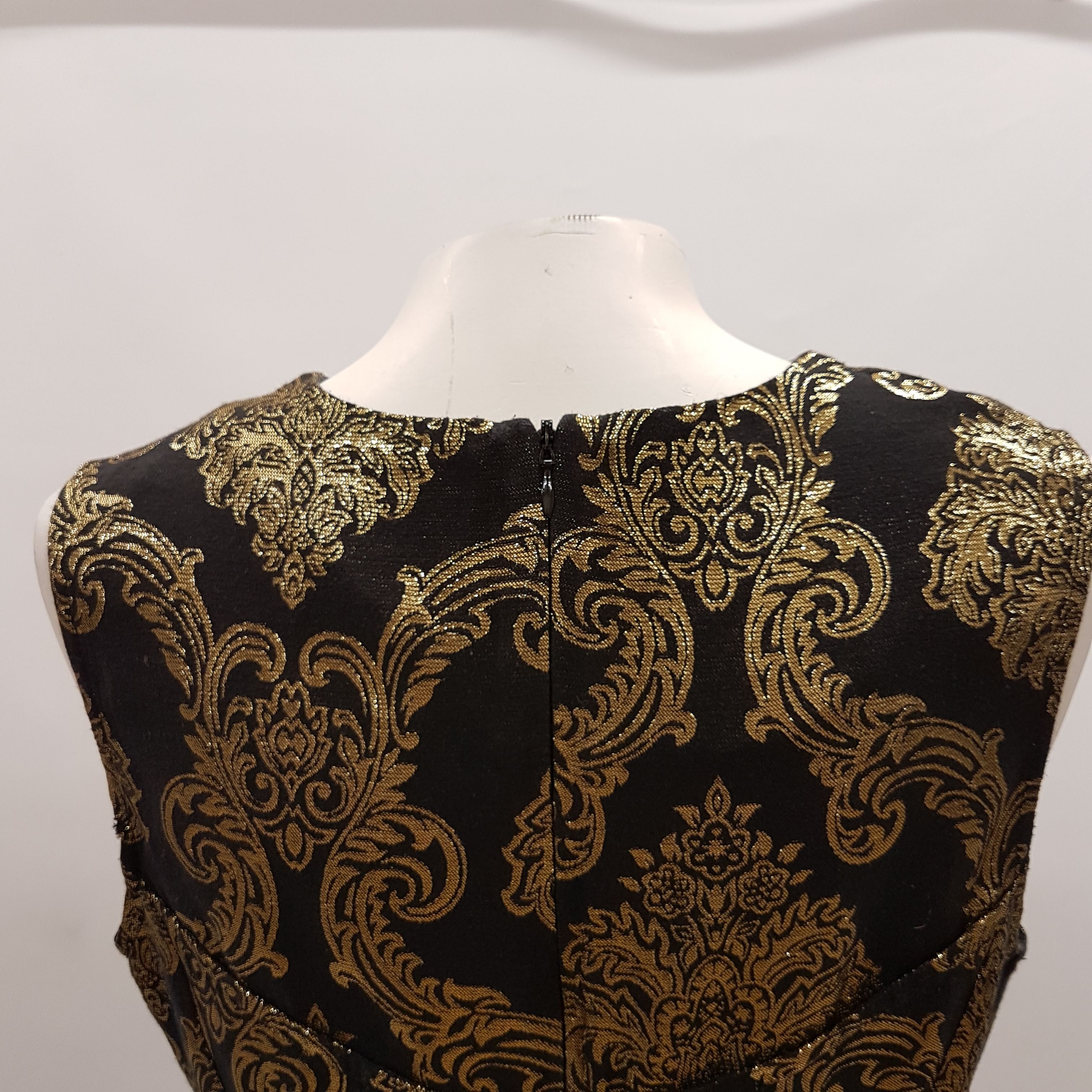 Robe de fêtes sans manche noir et or - OASIS - taille 36 estimé - Photo 5