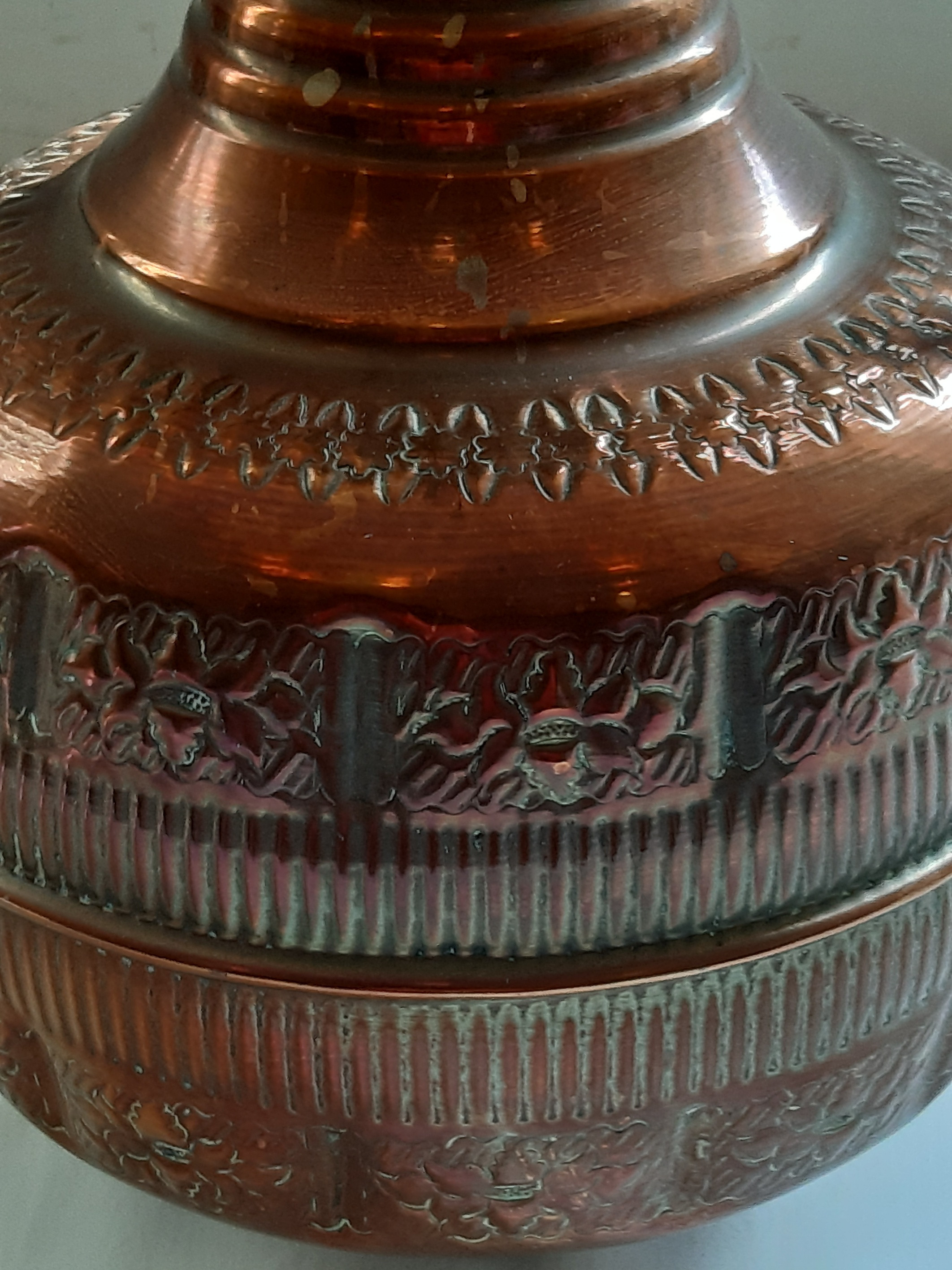 Vase amphore en cuivre gravé, décor floral, vintage  - Photo 3