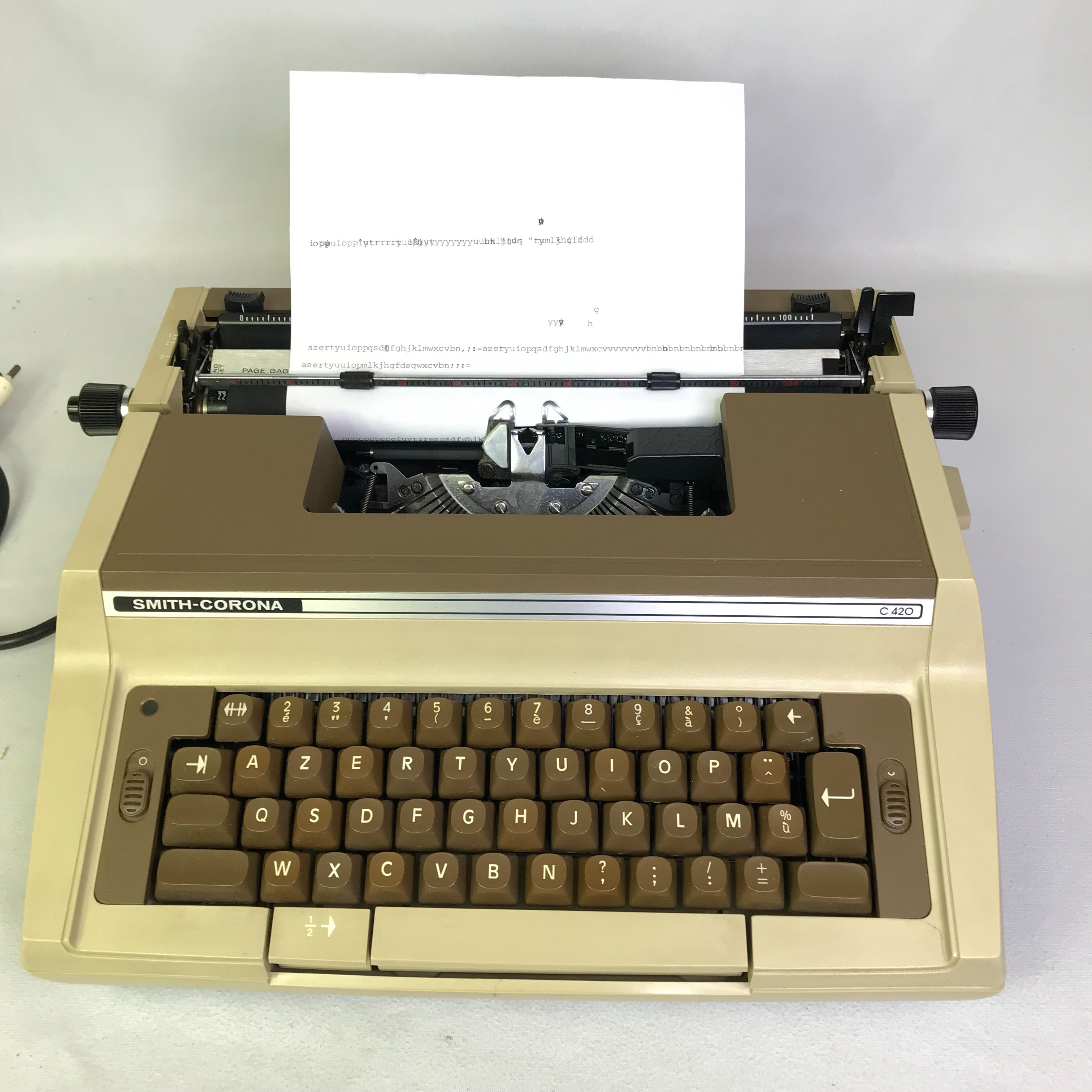 Voir photo 3 de MACHINE À ÉCRIRE ELECTRIQUE : SMITH CORONA C420 AVEC ÉTUI MACHINE À ÉCRIRE ELECTRIQUE : SMITH CORONA C420 AVEC ÉTUI Bon état - Vue 3 -