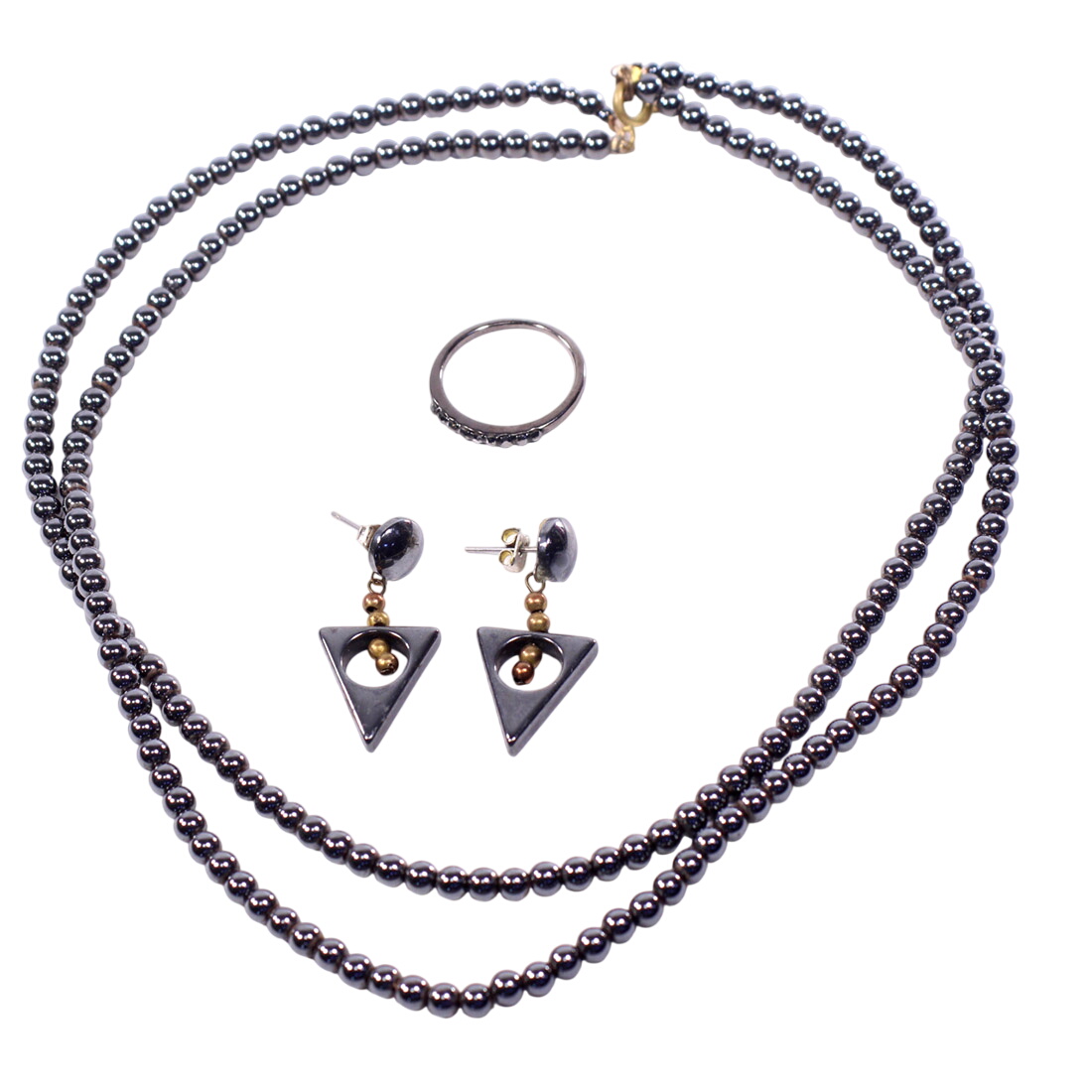 Acheter Collier double-rang en hématite + boucles d'oreille Bon état - 15,00 € Collier double-rang en hématite + boucles d'oreille Bon état - reconditionné disponible sur Label Emmaüs