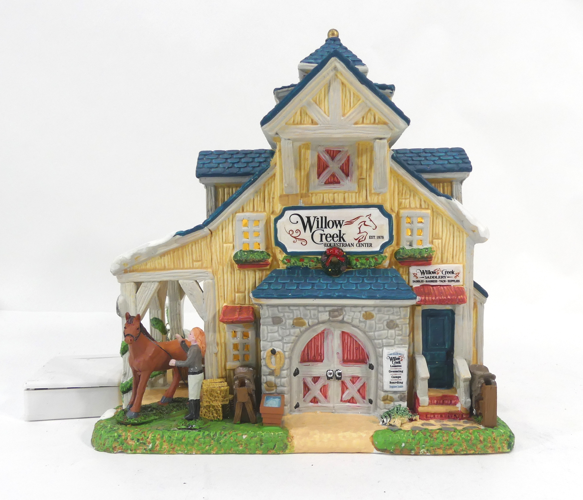 Voir photo 5 de Maison miniature Lemax -Willow Creek centre équestre Le risseau des Saules Maison miniature Lemax -Willow Creek centre équestre Le risseau des Saules Bon état - Vue 5 -